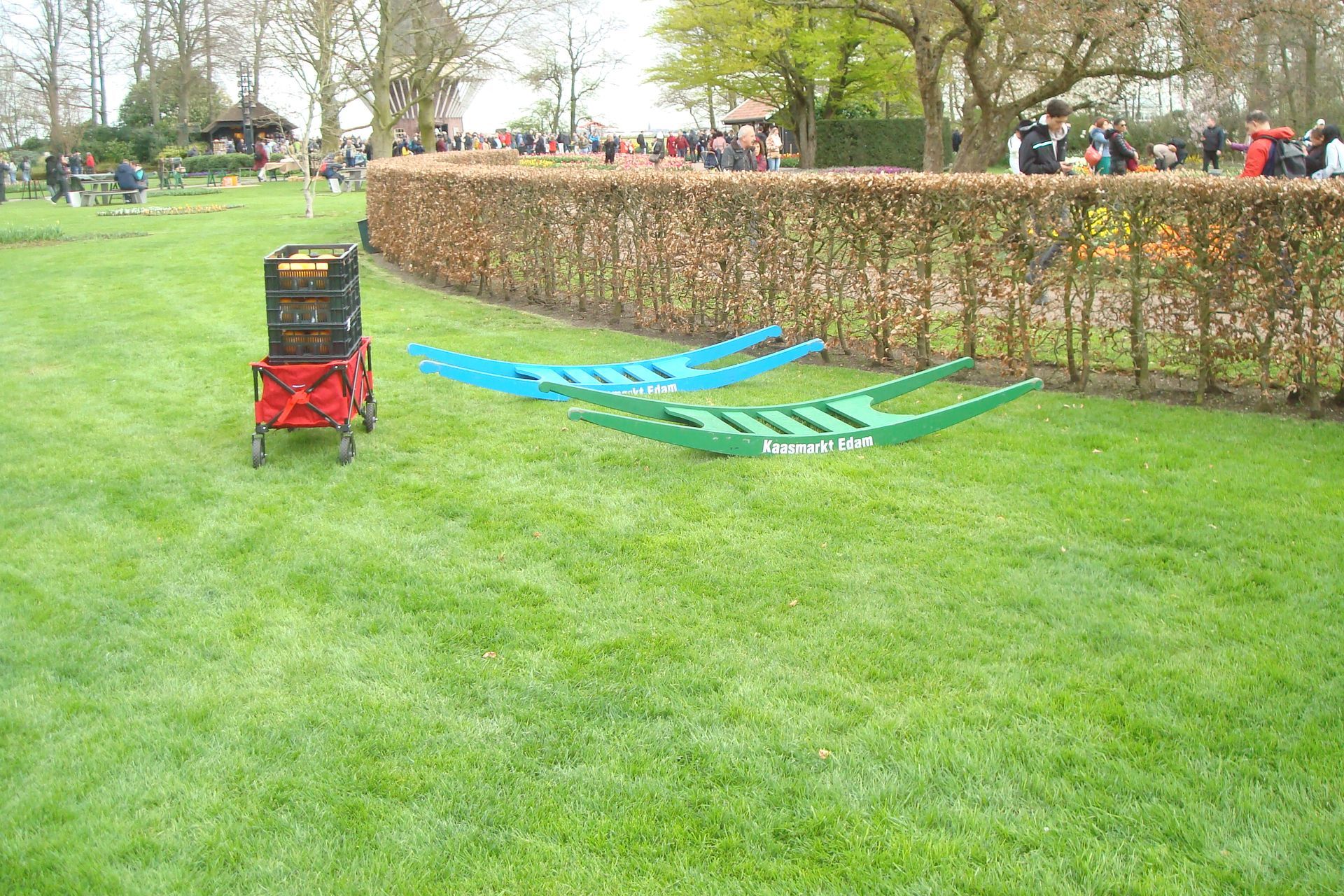 kaasmarkt Edam Volendam op de Keukenhof in Lisse met kaasdragers boer en handelaren de toeristen vermaken