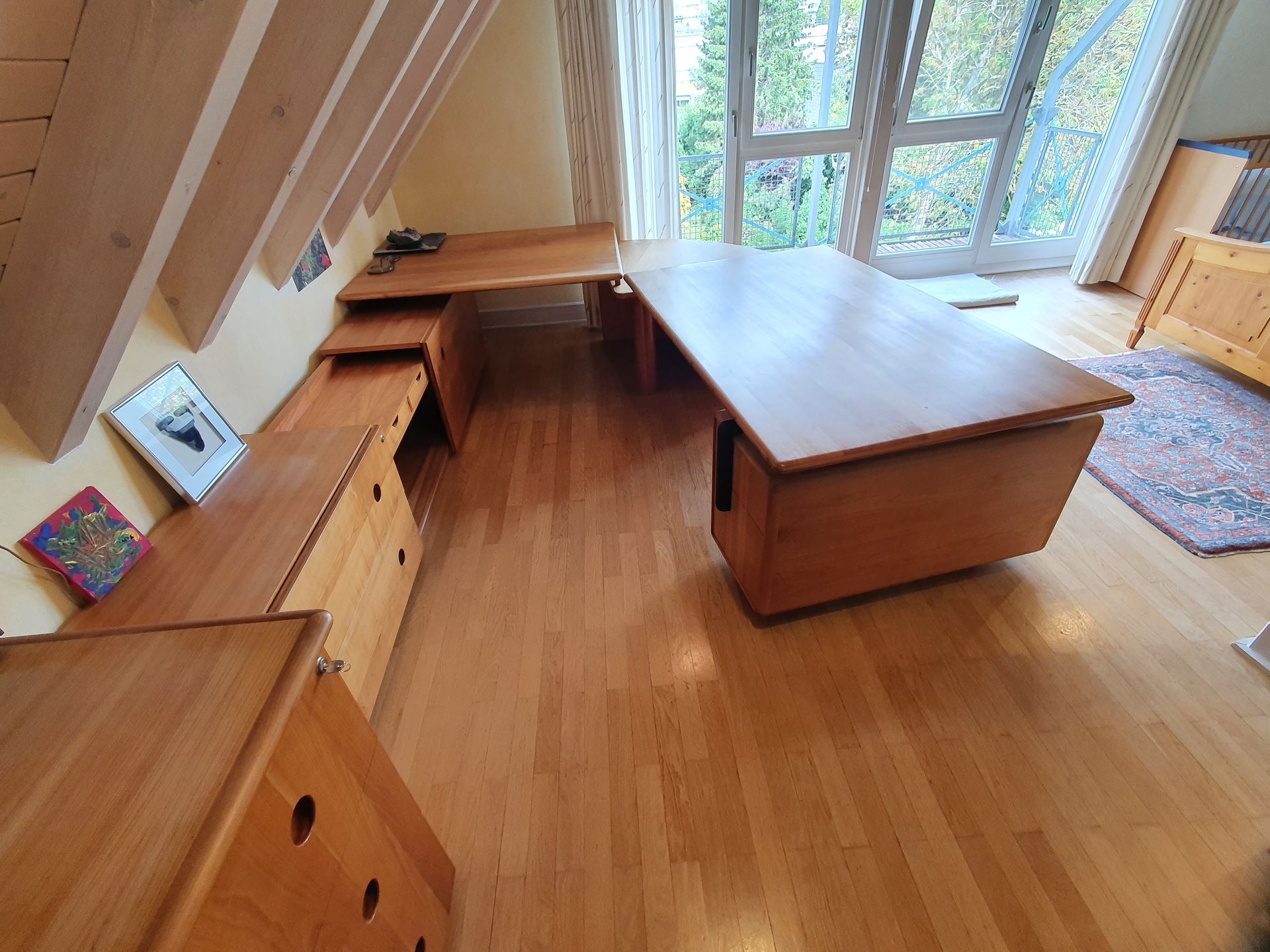 #Chef-Schreibtisch-Kombination
aus 7 Einzelbausteinen
in Kirschbaum massiv
in achtsame Hände zu vergeben
auch Einzelteile möglich
Bild 1 /5
#steinhauer.top