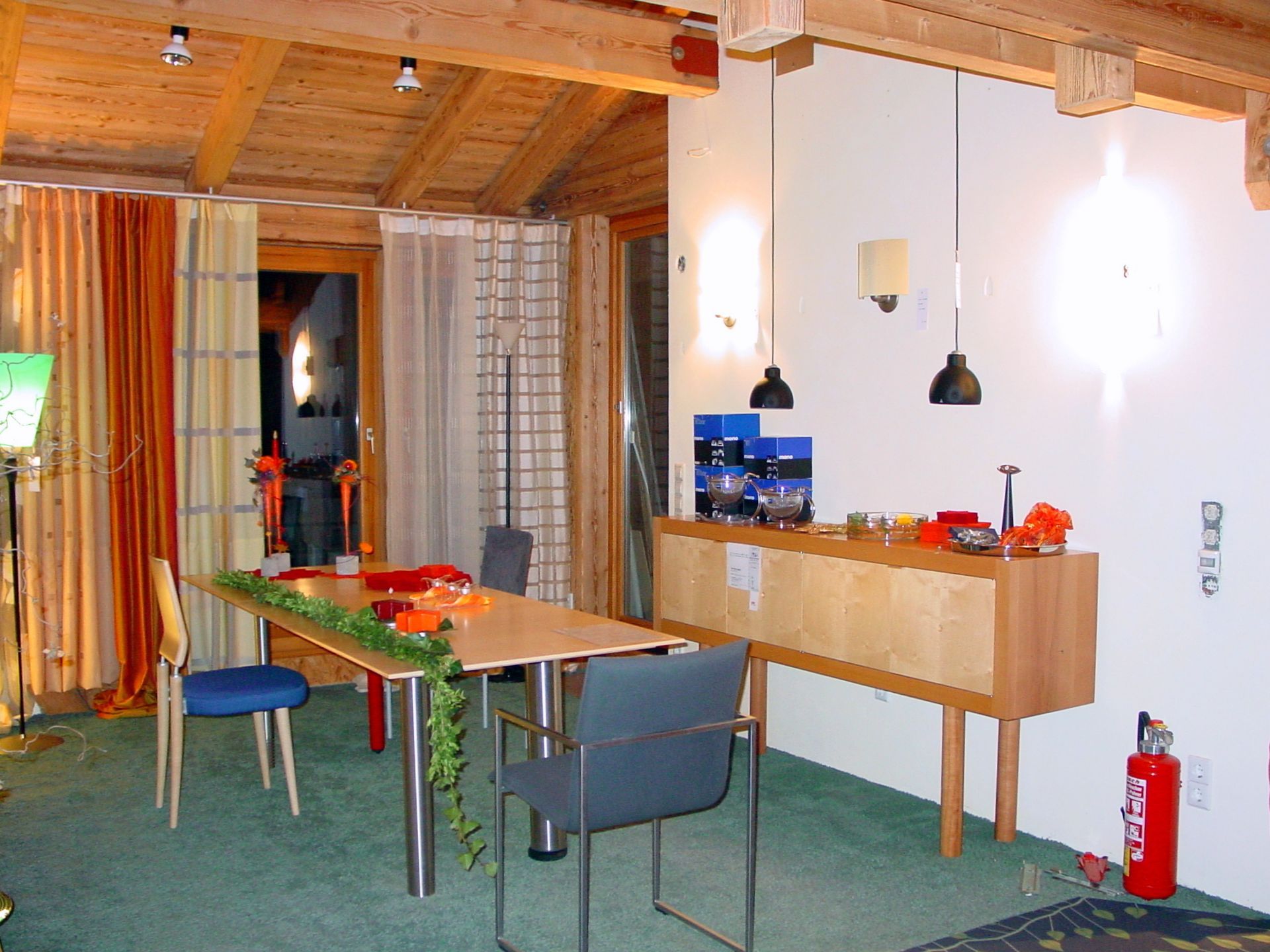 
schlichter Ausziehtisch von Zoom,
mit massiver, verjüngter Ahornplatte, Einlegeplatte,
Füße: Edelstahl
+
mit Anrichte Keiko
Ahorn / Birnbaum
in der Ausstellung