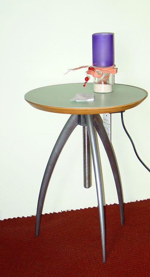 #höhenverstellbarer Tisch / Hocker 
Platte: Multiplex, 
hellgrau laminat-beschichtet.
Gestell: Aluguss, poliert,
40 cm D, 51 - 71 cm verstellbar,
#Des.: Philippe Starck (Driade)
#Ausstellungsmodell: reduziert: 
von 637,- €       zu       399,- €
#steinhauer.top