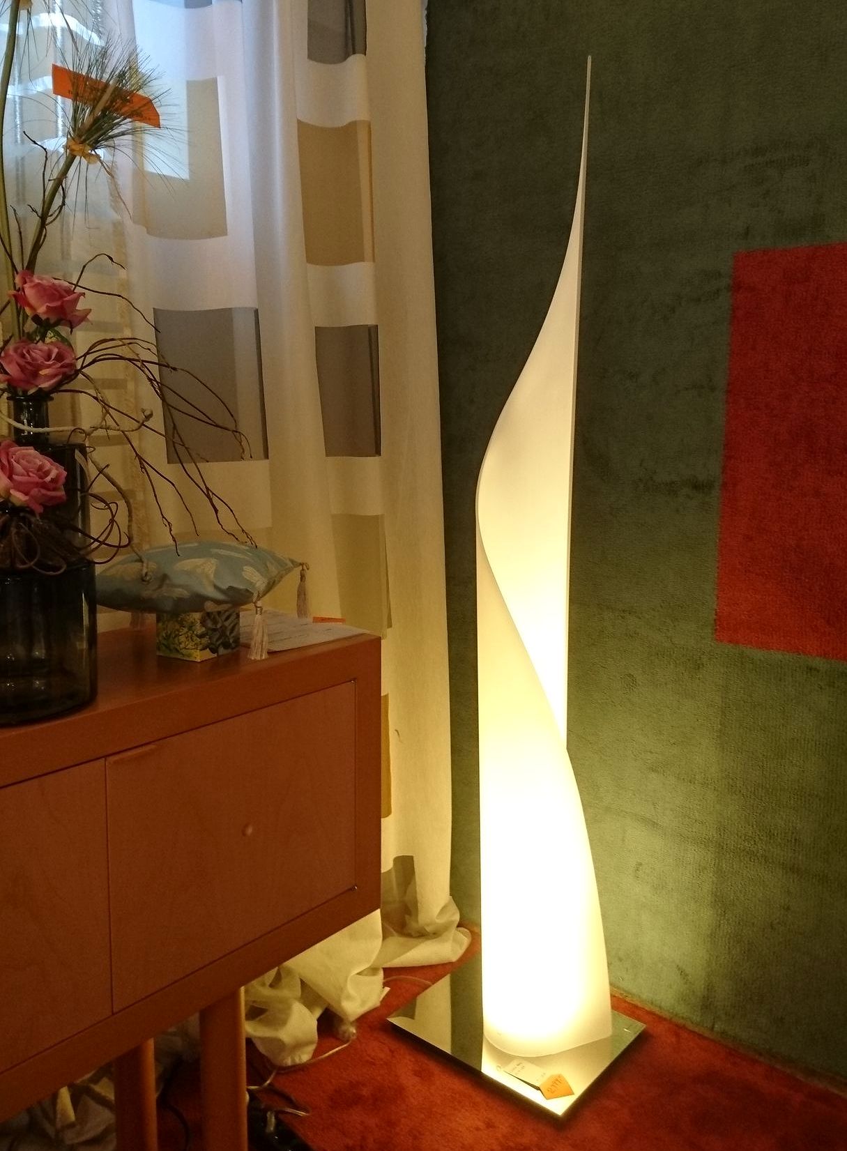 #Lichtskulptur #Calla, aus dickem satiniertem Glas gebogen,
#Design: I. Marelli 
#Fab. Nemo,
195 cm H x 17/29 D, 
Sockel 45 x 34 cm, verchr. #30W LED 3000K, 3000lm, Cri 85,
Schnurdimmer,
#Ausstellungsmodell 
reduziert v.3.818,- € 
auf     SP    1.999,- €