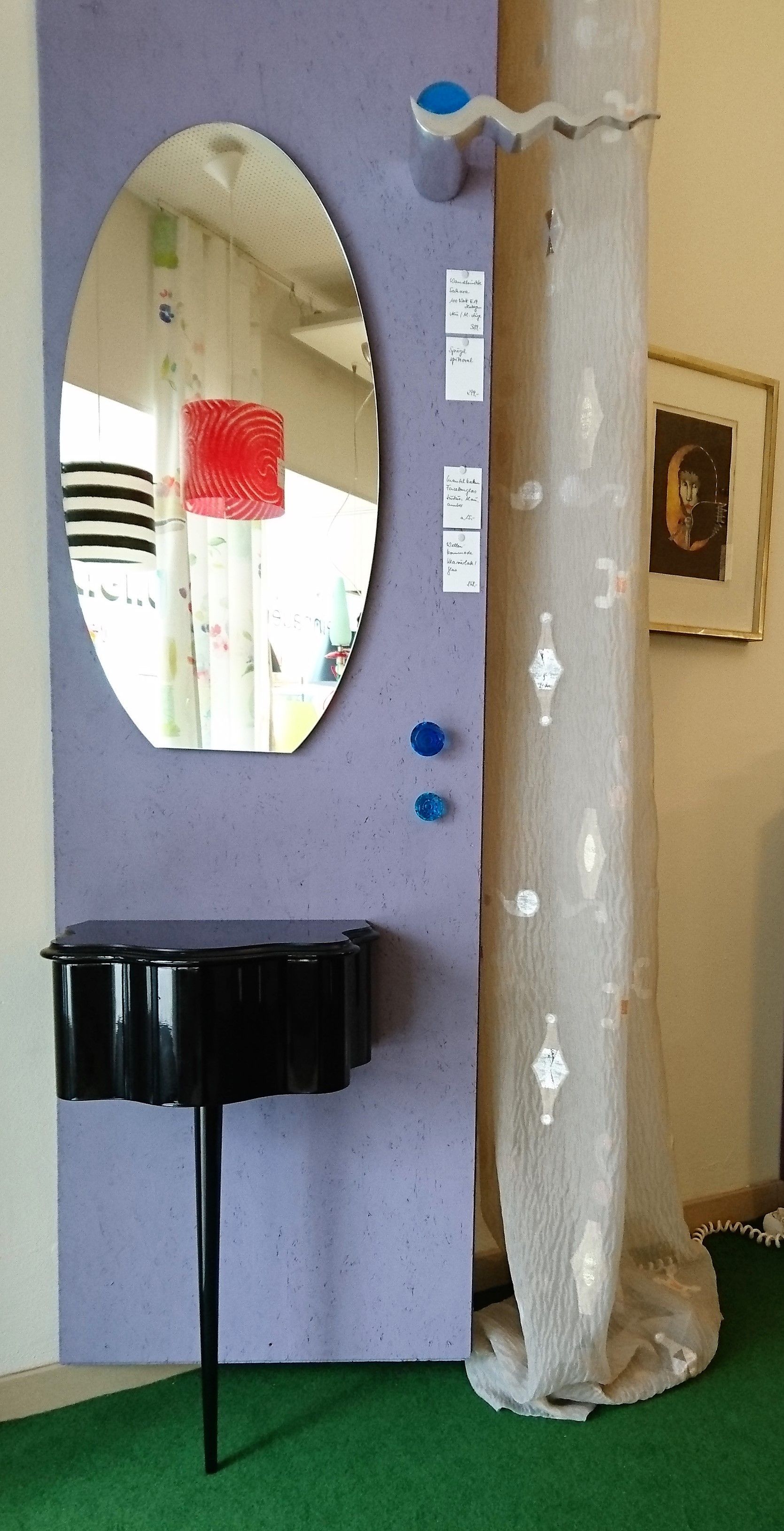 #Wandtisch mit Schubkasten, 
mit gewellter Front in Klavierlack 
Schwarz, Glasplatte
konischer Stützfuß,
# Beistellmöbel >Sessel/ Bett usw.
#Ausstellungs-Objekt,
#zanotta,
#Ausstellungs-Objekt reduziert=
von 2.598,- €  auf  999,- €