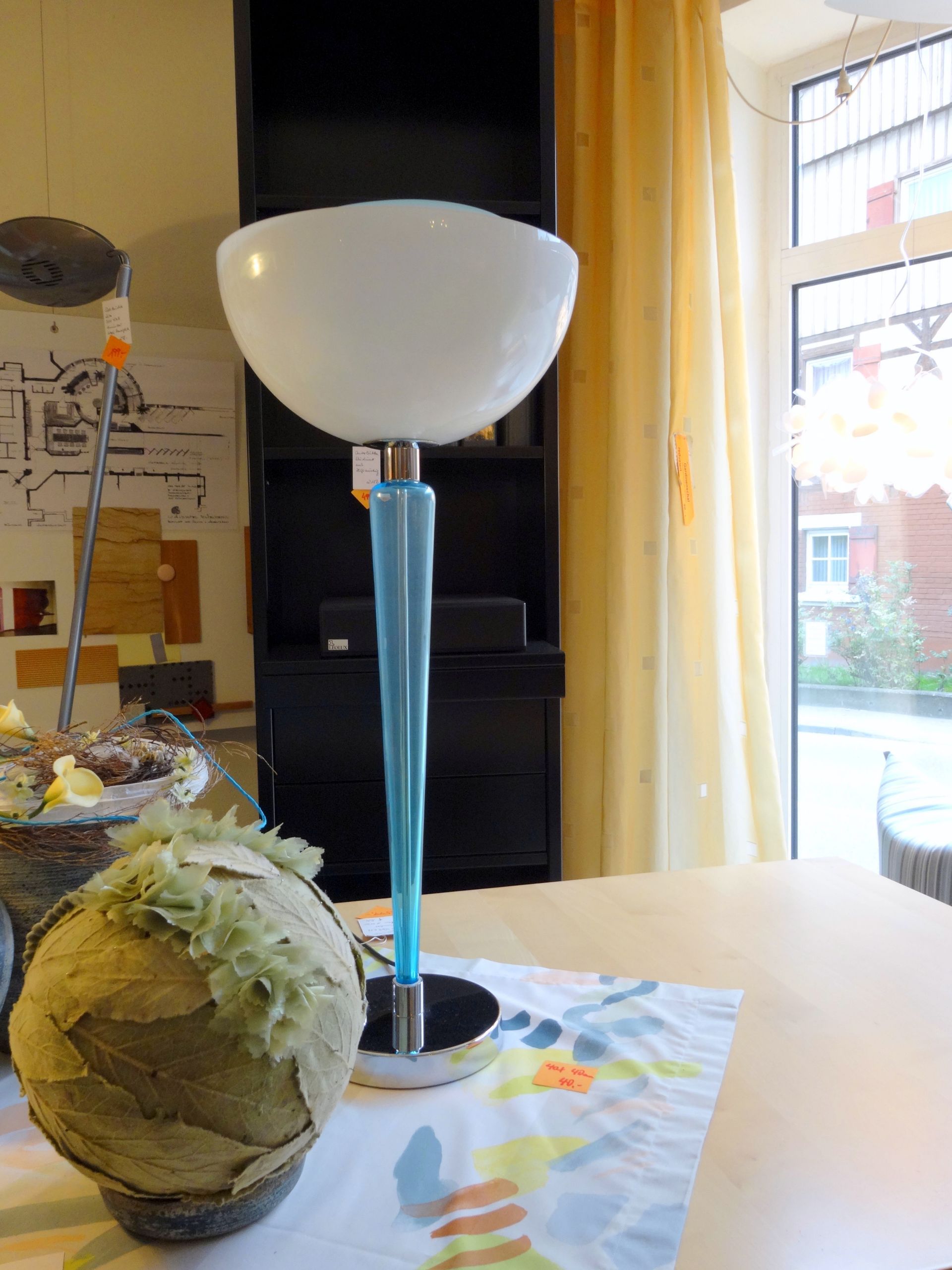 elegante Beistelleuchte Coppa, 44 cm DS, 79 cm H, 
aus Murano-Glas, von Veart mit verstellbarer Glasabdeckung zur Lichtsteuerung, Diffusor Opal, Schaft: türkis,  Fassung: E27 für Tube (Säulenförmig) Fuß verchromt mit Dimmerknopf.
Ausstellungs-Modell, 
Sonderpreis 599,- €