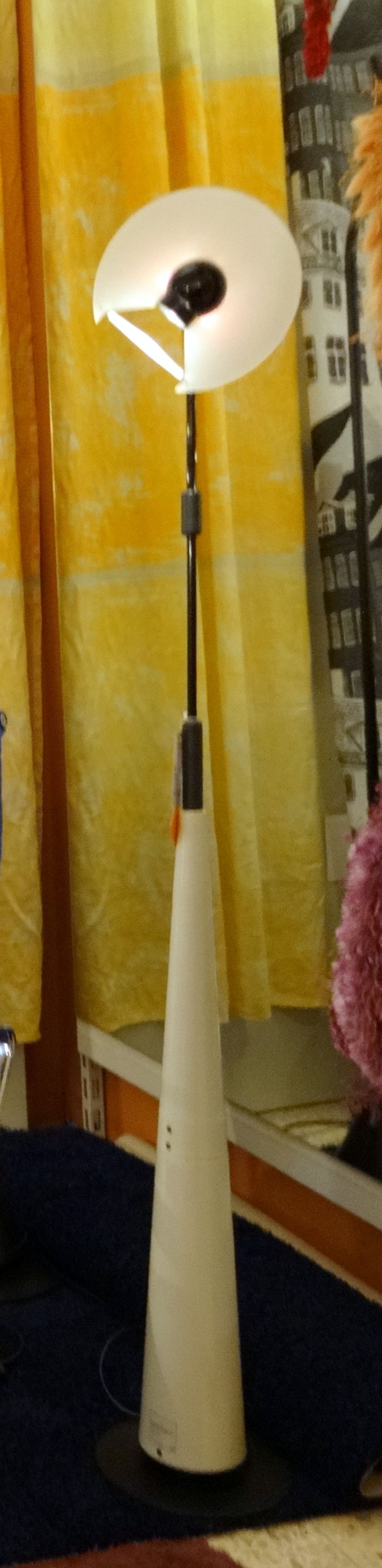 #postmoderne Leseleuchte Club, #Des. Guiseppe Ramella, 
#Fab. Arteluce, Space age, ~1985, 
höhenverstellbar, 157 x 24cm,
#Ausstellungsmodell: 12V, 20W,
Sonderpreis:  499,- €