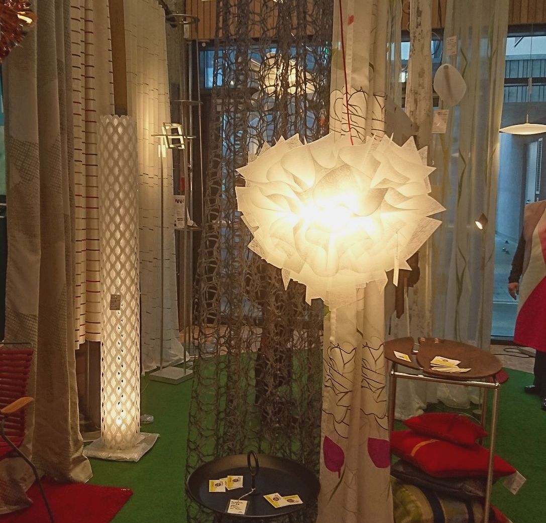 #kunstvoll #gefaltete #Hängeleuchte #Veli,# blendfrei,
aus #antistatischen #Folienvarianten,  #60 cm D, 4 #Fassungen E27- 10W, 
mit #Magnetic System zum Leuchtmittelwechsel,  
Design: #Adriano Rachele (Slamp)
#Leuchtenfamilie, #Ausstellungsmodell, #Steinhauer.top
