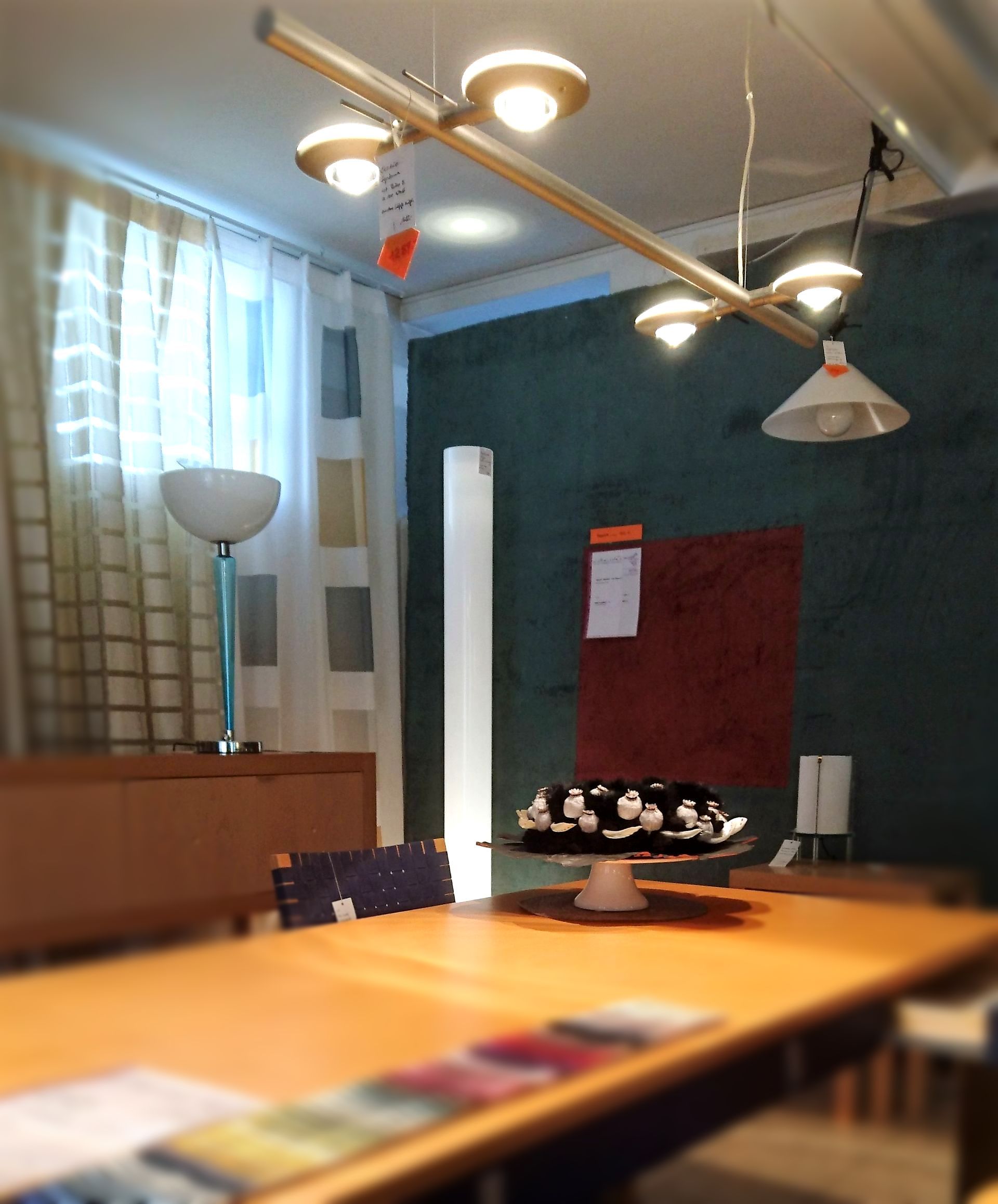 schlanke, #blendfreie #Ess- #Konferenztisch-#Pendel-Leuchte #Occhio-#Systema, 125 cm lang x 38 cm mit 4 #Lichtköpfen# Lente A, oben satinierte Glaskuppen, unten blendfreie Linsen, Alu eloxiert, Fassung b15d, #Austellungs-Modell, #Sonderpreis: 999,- €, #design-leuchten.info, #Space age, #Esstischleuchte, #konferenztischleuchte,