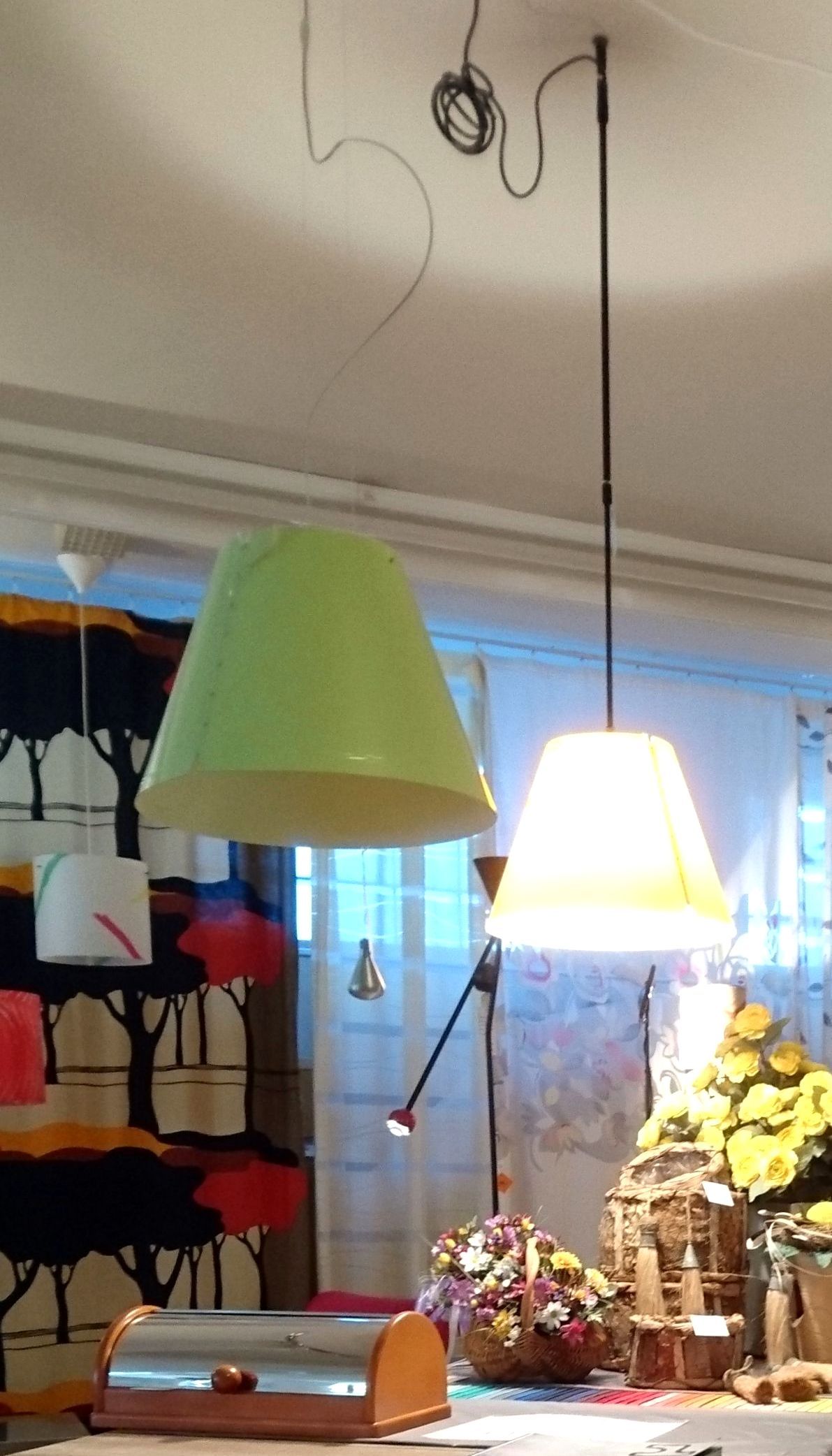 #Hängeleuchte# Constanza
#(Luceplan) Des.# Paolo Rizatto 1992
A# höhenverstellbar Seilzug
B# höhenverstellbar am Stab
#E27, 12W,
#Folienschirm versch. Farben,
#Ausstellungsmodelle:
#Sonderpreis a  299,- €
#steinhauer.top