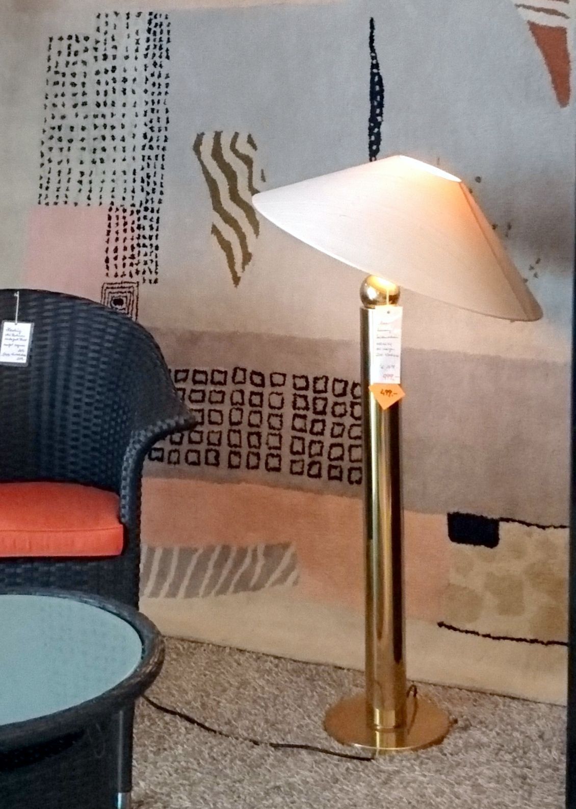 #Vintage #Stehlampe #ATHOS von #Florian Schulz, 
107 x 57 cm, E27, für Wechsellampen, 
#Fuß Messing,# Schirm Seide, auf der Kugel verstellbar,
sehr angenehmes Licht,
Fußschalter, diese Modell wird z.Z, mit ~ 5.000,- €
#Ausstellungsmodell:
#Sonderpreis: 499,- €, #steinhauer.top