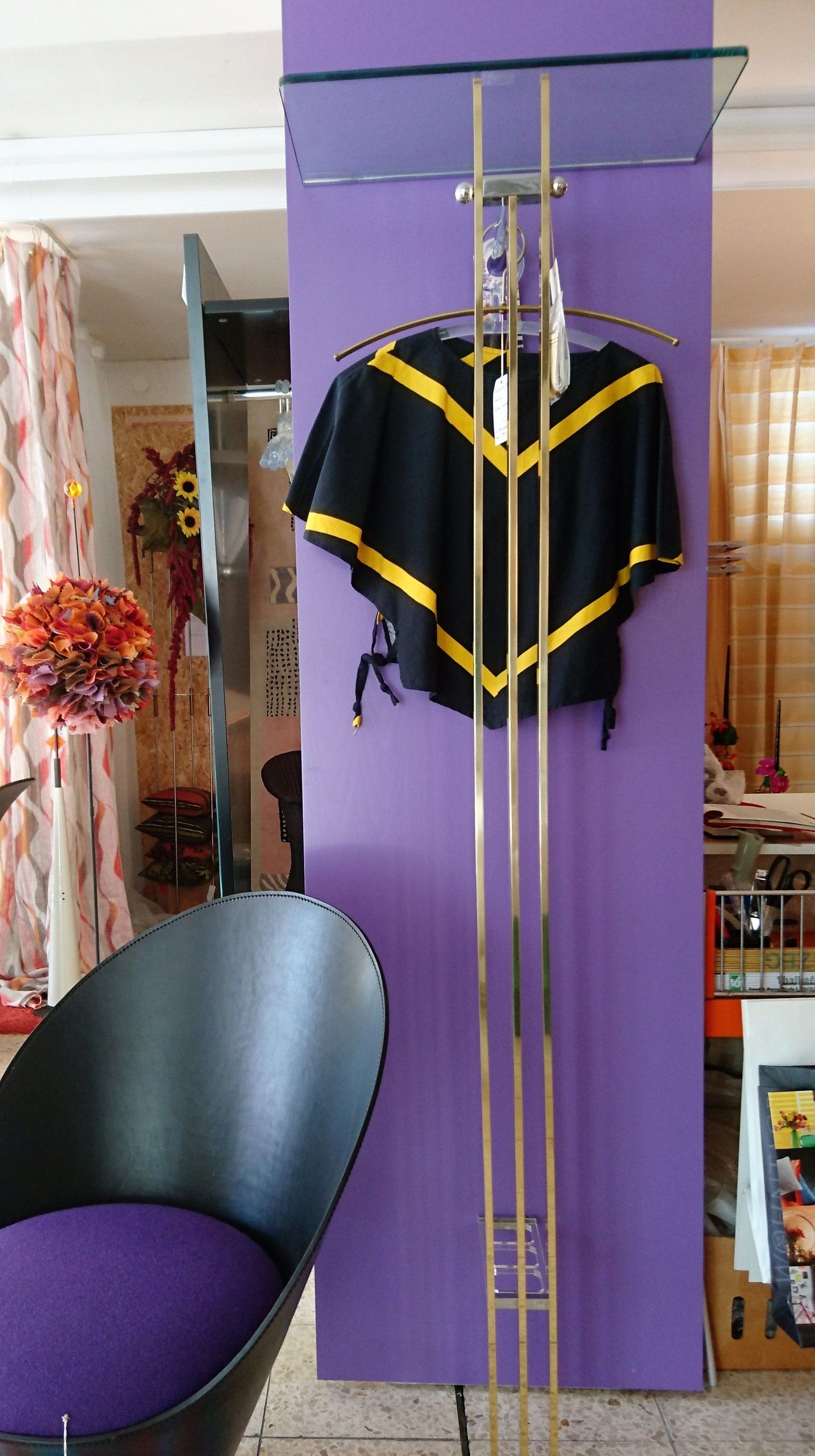 #minimierte Wandgarderobe
56 x 30 x 186 cm,
3 Messigstäbe 
mit oberer Glasablage
+ Schirmhalter
#Ausstellungsmodell
reduziert von 775,-  >>>  499,-€
von #steinhauer.top
#Fab.  Domolux