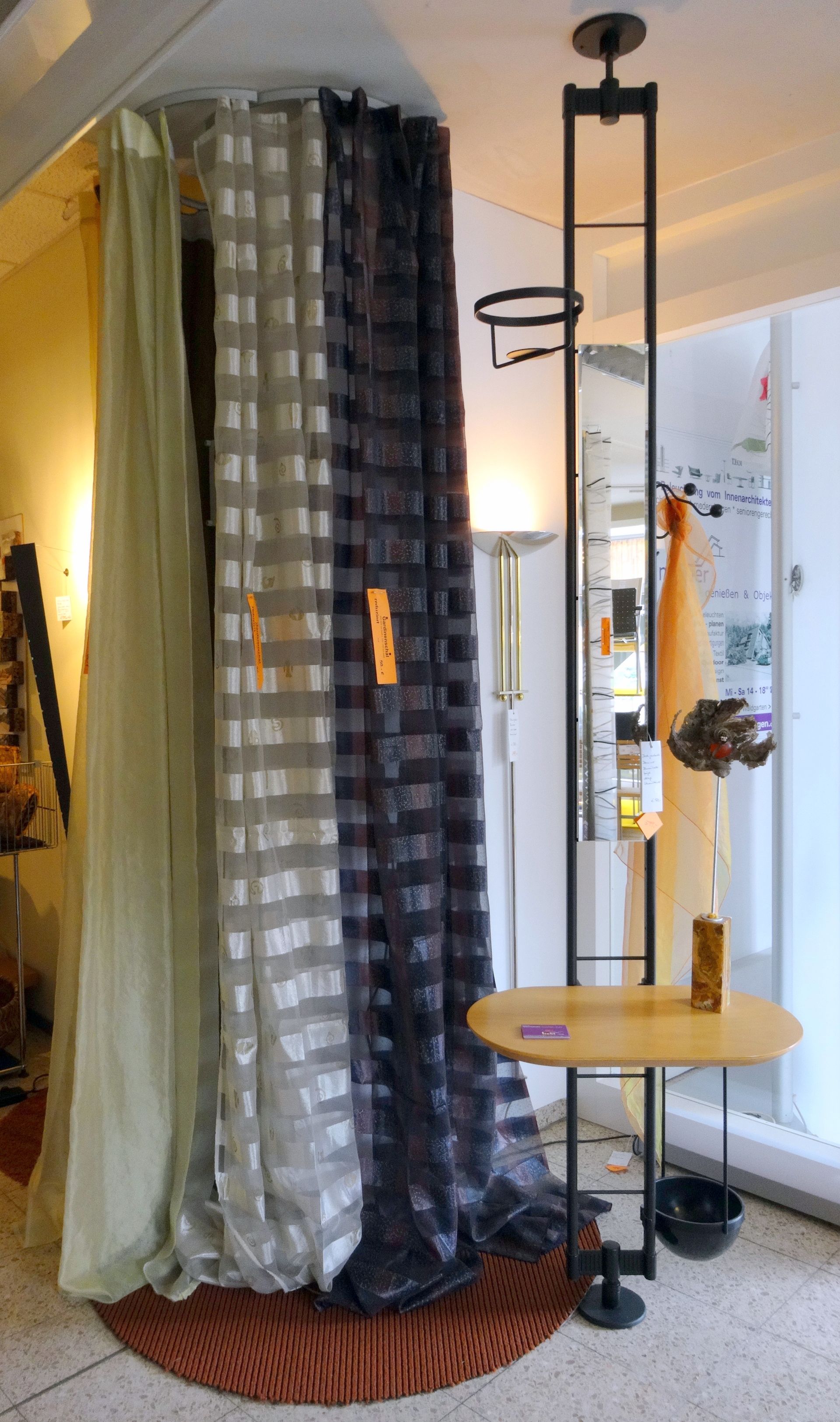 
#zierliche #Dreh-Garderobe #Domino, 
zwischen Boden und Decke verspannbar, 270 x 19 cm 
mit Spiegel, Schirmhalter, Dekohalter, 3 Doppel- Haken und 
ovale Ablage 64 x 35 cm Multiplex Buche, 
im Original faszinierend
Höhe einkürzbar
#Ausstellungsmodell reduziert von:
992,- €  auf  499,- €