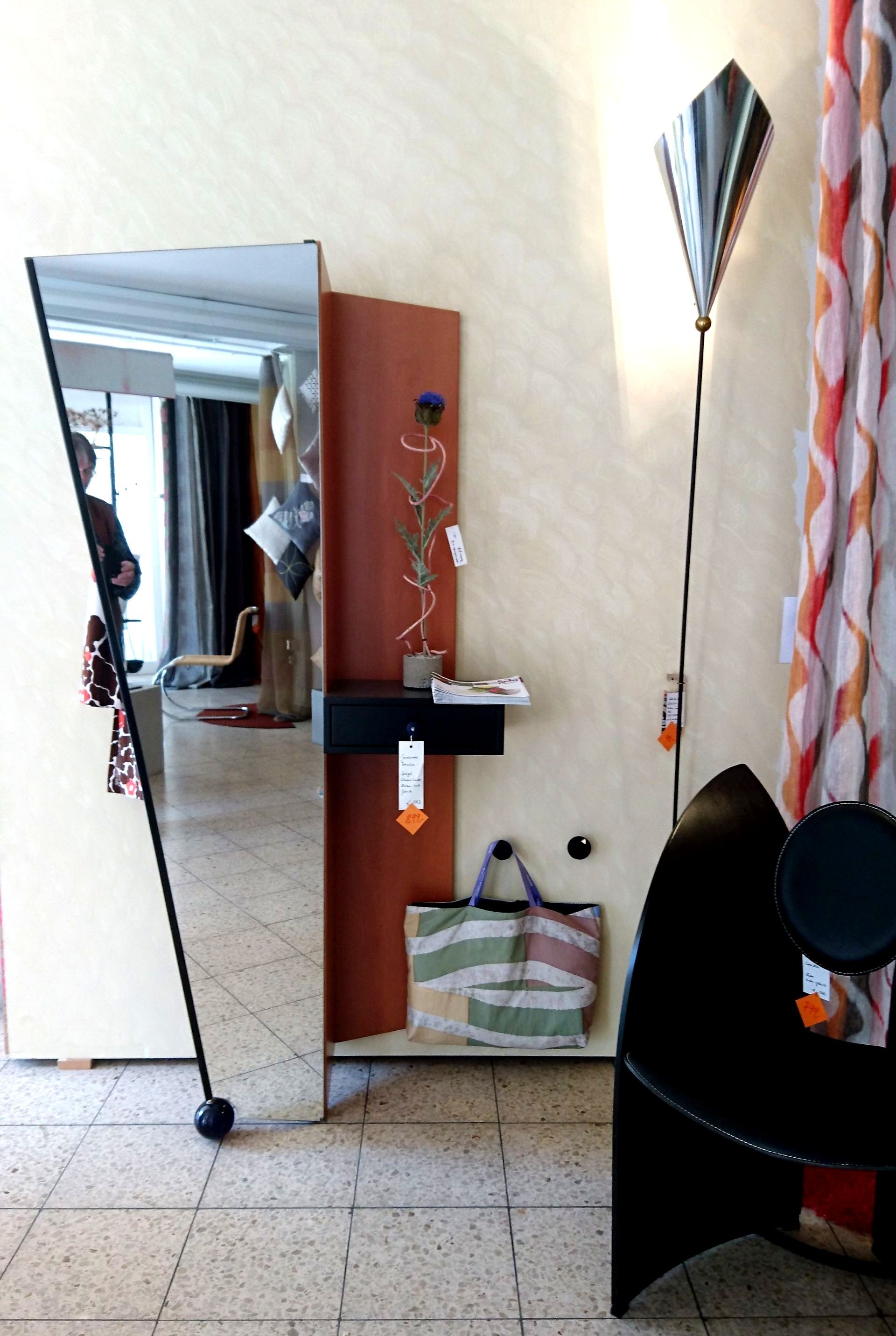 #Garderoben -Objekt,
für 5 Kleiderbügel, mit #Schwenkspiegel, 
#Ablage
#Schubkasten
#steinhauer.top
#design-garderoben