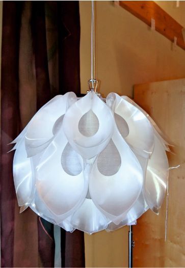 #kunstvoll applizierte #Hängeleuchte #Flora aus #antistatischen #Folienvarianten,  36 cm D, Fassung E27- 12W Filament, mit #Magnetic System zum Leuchtmittelwechsel, auch in #Gruppen (Esstisch) möglich, sowie# größere Version 50 cmD, und #anderen Ausführungen: #Gold, #Silber,# Copper und # Zinn.
#Sonderpreis: in weiß   399,- €
#design-leuchten.info, #steinhauer.top, #design-leuchten, #ausstellungsmodell,