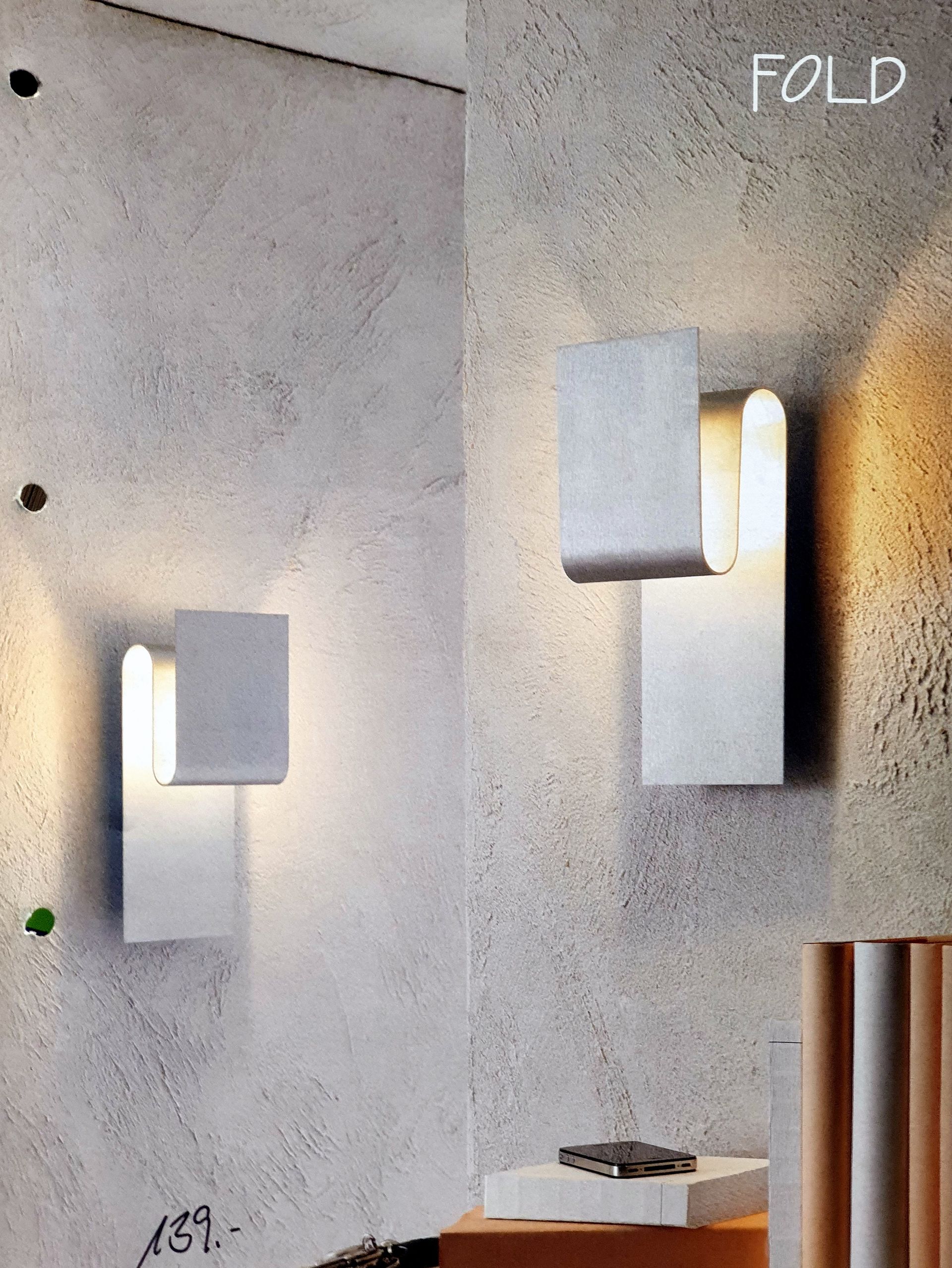 #interessante, #gefaltete #Wandleuchte Fold,
#Alu, oder weiß,
12 x 30 x 12cm, (escale)
Fassung G9, #Ausstellungs-Modell, #Sonderpreis 99,- €, #steinhauer.top, #design-leuchten.info, #space age,