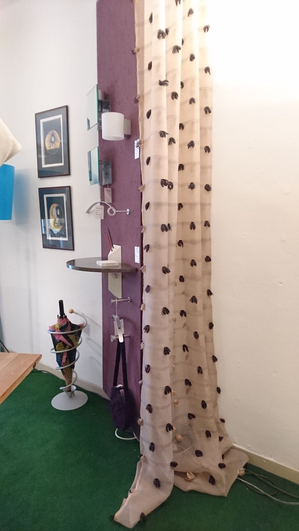 #Gardine mit Puschel,
#Stores mit angenähten Puschel-Knäul, 
#Einzelstück