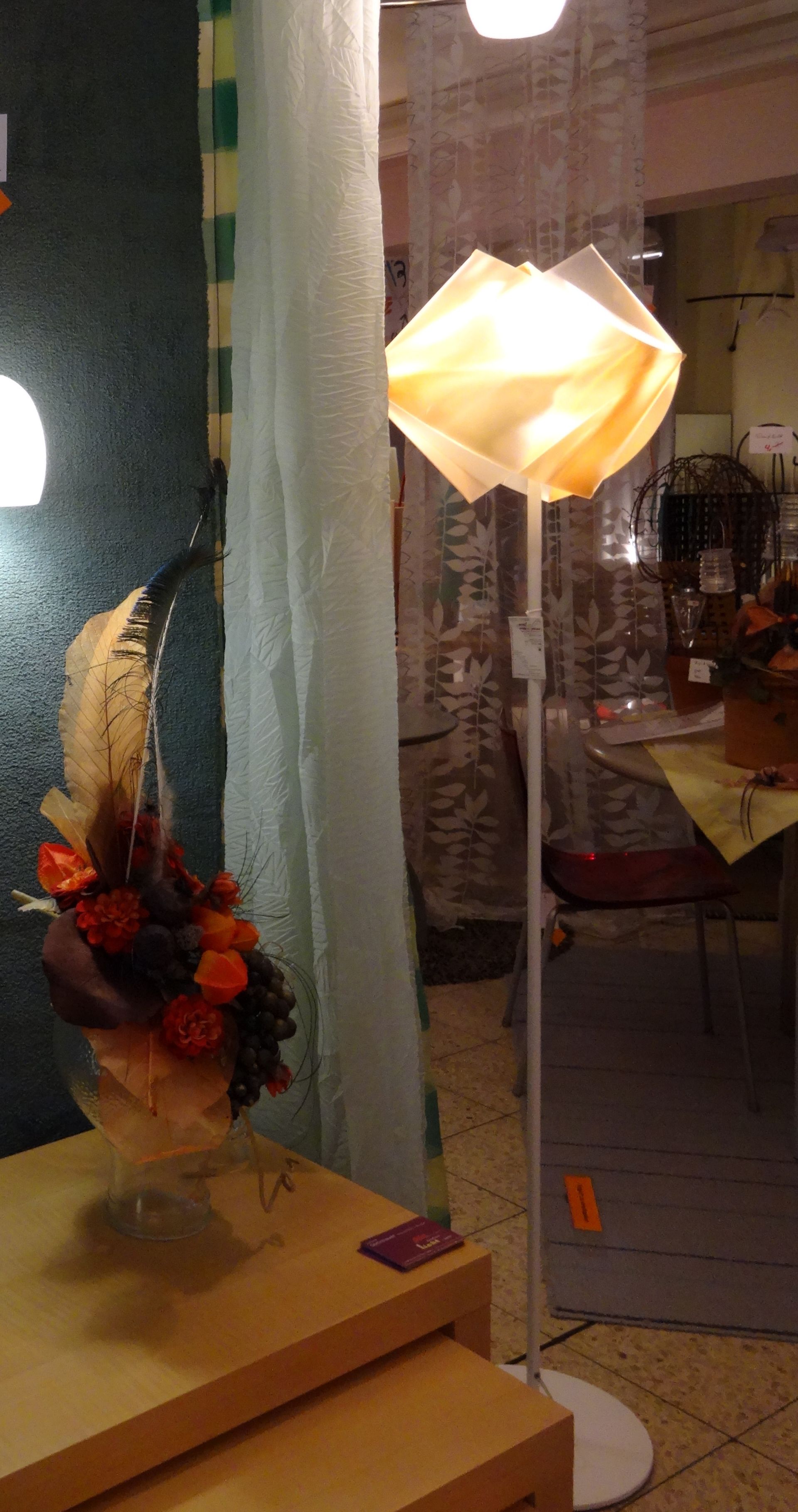#Stehleuchte #Gemmy, aus #raffiniert gefalteteter, #antistatischer# Lentiflex-Folie, (staub-abweisend), 
170 cm hoch,
Fuß: weiß, Diffusor: amber,
#Fassung E27, für LED 12W, 
#Ausstellungsmodell, #Auslaufmodell, #Design-leuchten.info, #steinhauer.top, 