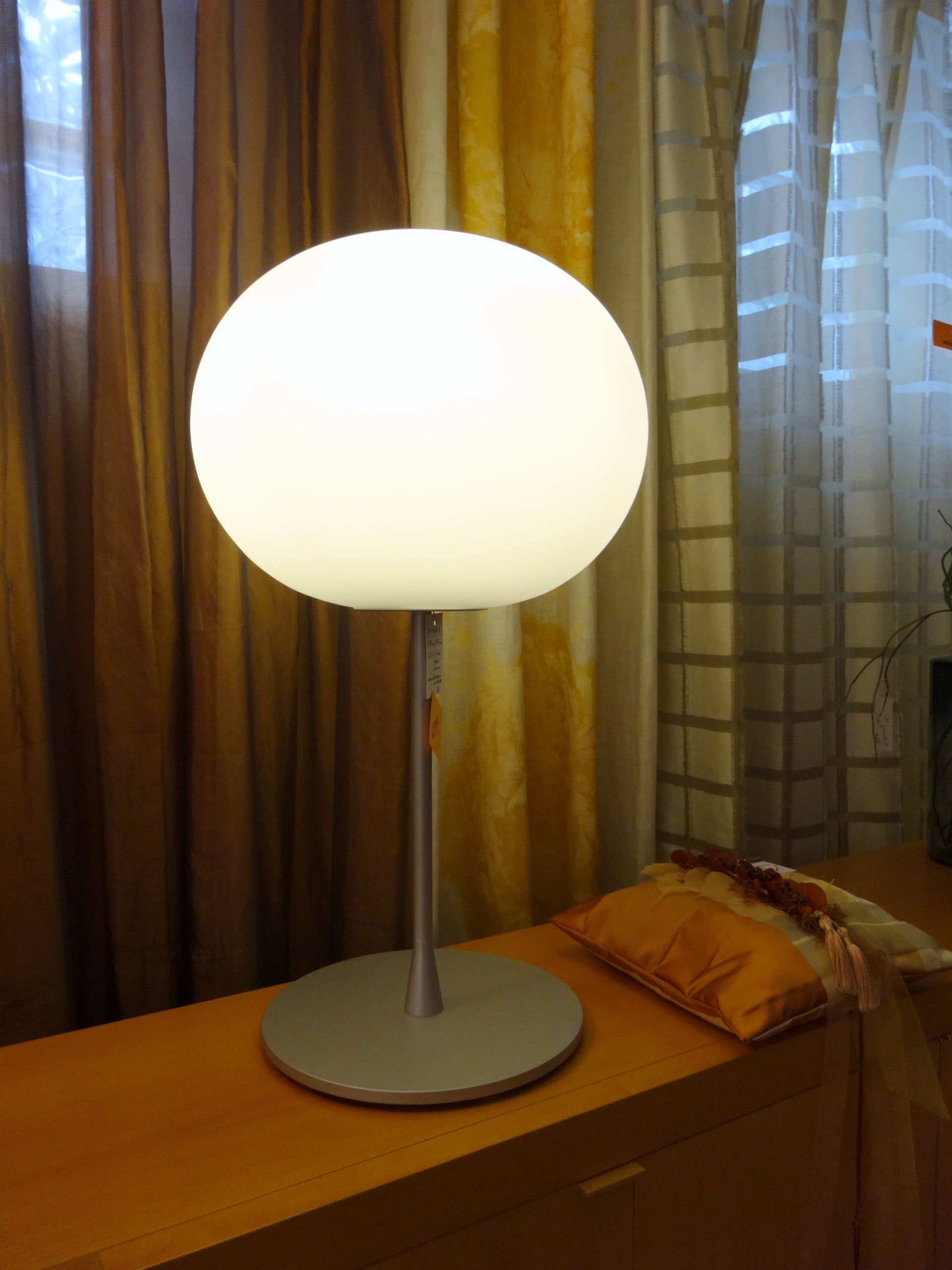 #dominante, #standfeste, #Tischleuchte #Glo-Ball (#Flos, Design #Jasper Morrison 1998)
45 cm D x 80 cm H, satiniertes, opaler Diffusor, Alu eloxiert, Fassung E27 für Hüllkolben-Lampen, Schnurdimmer, #Ausstellungs-Modell, 
#Sonderpreis: 599,- €, #design-leuchten.info, #steinhauer.top,