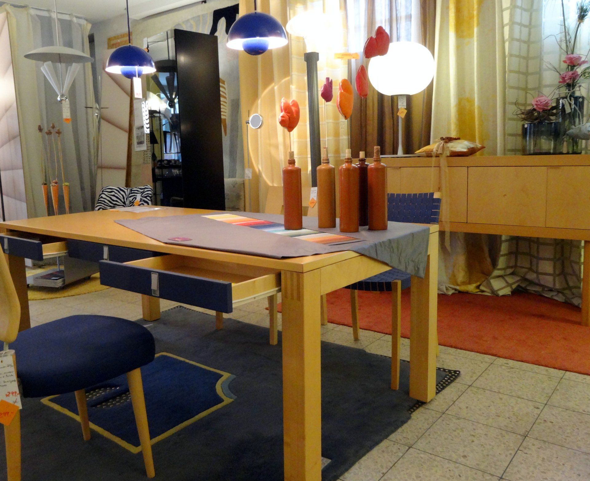     #Familien- Arbeitstisch 
  #  mit 6 Schubladen
    #für Arbeitsutensilien
    #behr-Design
    #Ahorn
#steinhauer.top
#Ausstellungsmodell