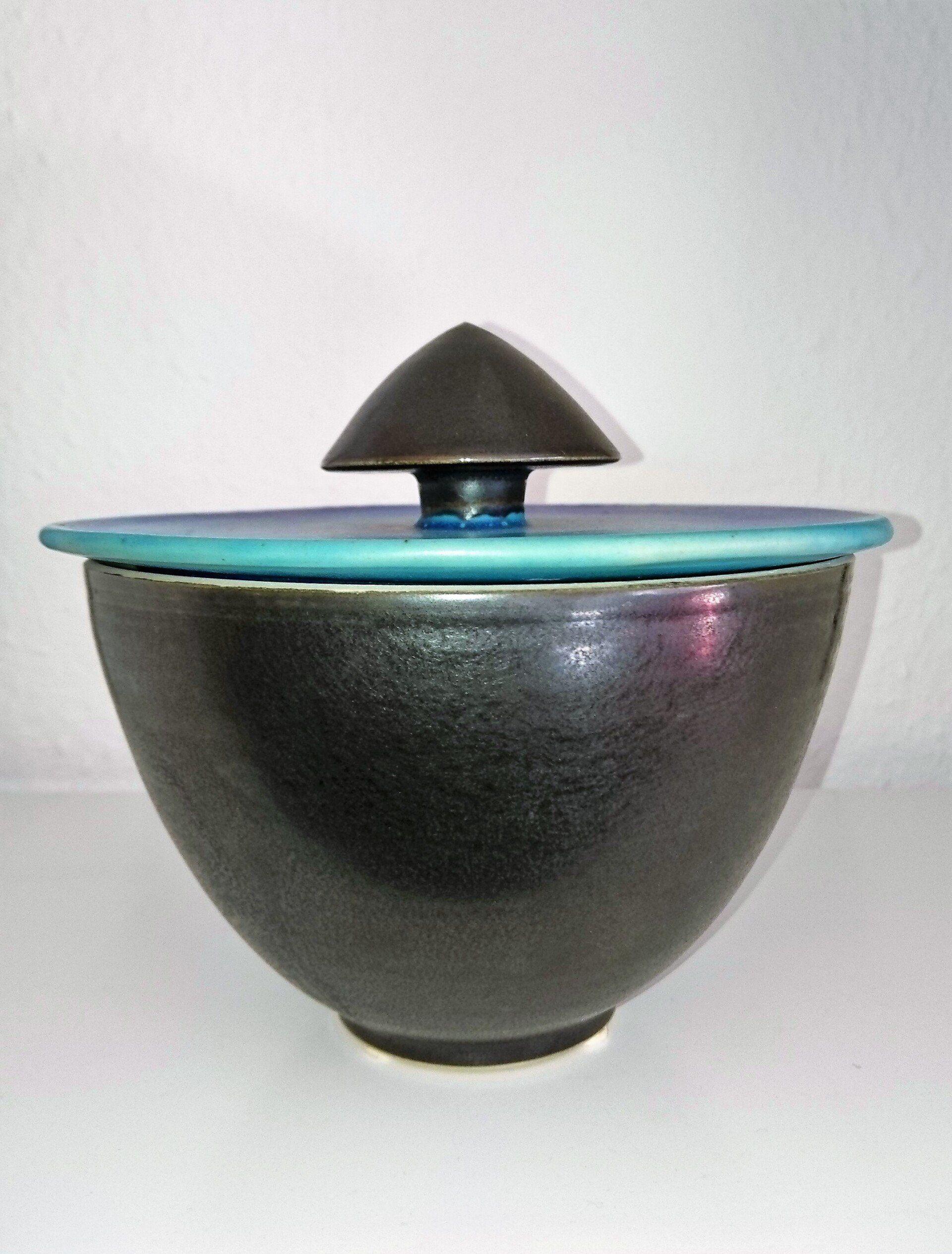 #Schmuckdose 17 x 17 cm, # keramik, #design-objekt, #farbig glasiert, #Ausstellungsmodell, sonderpreis  59,- €, #www.steinhauer.top,