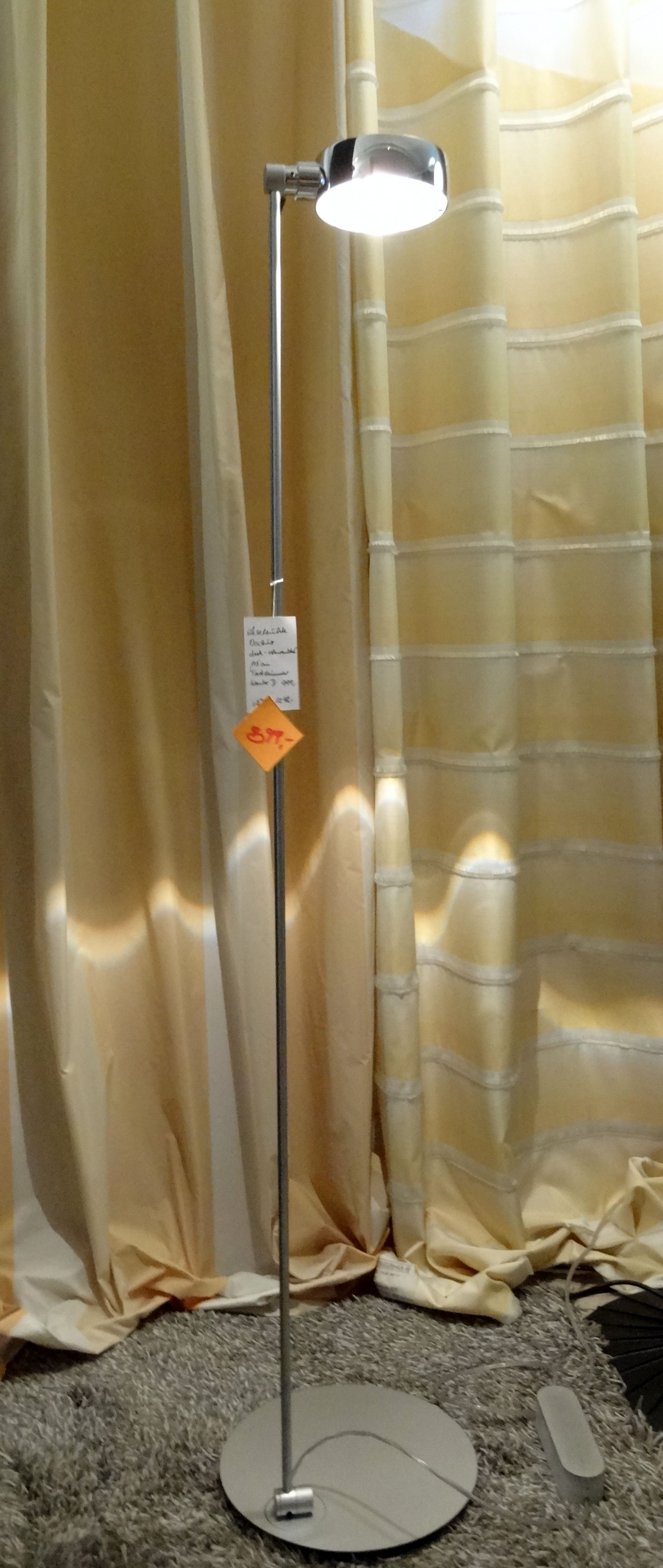 #Design #Leseleuchte# Occhio Lettura, 125 cm hoch, #verchromt, #verstellbar im Fußgelenk, #Kopf und Fußplatte drehbar, mit Linse und Blenddeckel, B15d 10-W LED, 100W Halo,
#Fußdimmer,  im Handel ~1.600,- €
#Ausstellungsmodell:
#Sonderpreis:  799,- € #steinhauer.top