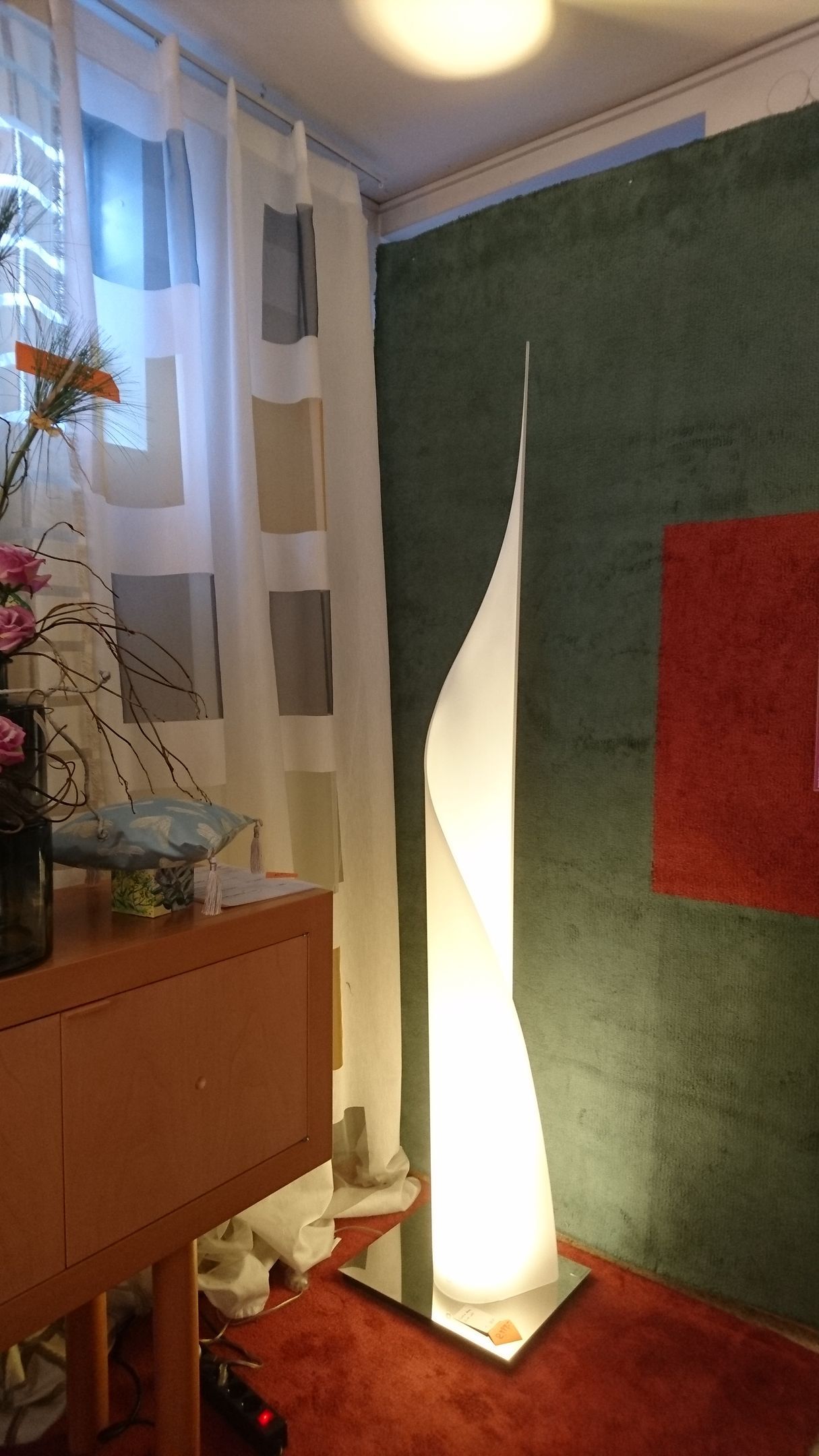 #Lichtskulptur #Calla, aus dickem satiniertem Glas gebogen,
#Design: I. Marelli 
#Fab. Nemo,
195 cm H x 17/29 D, 
Sockel 45 x 34 cm, verchr. #30W LED 3000K, 3000lm, Cri 85,
Schnurdimmer,
#Ausstellungsmodell 
reduziert v.3.818,- € 
auf     SP    1.999,- €