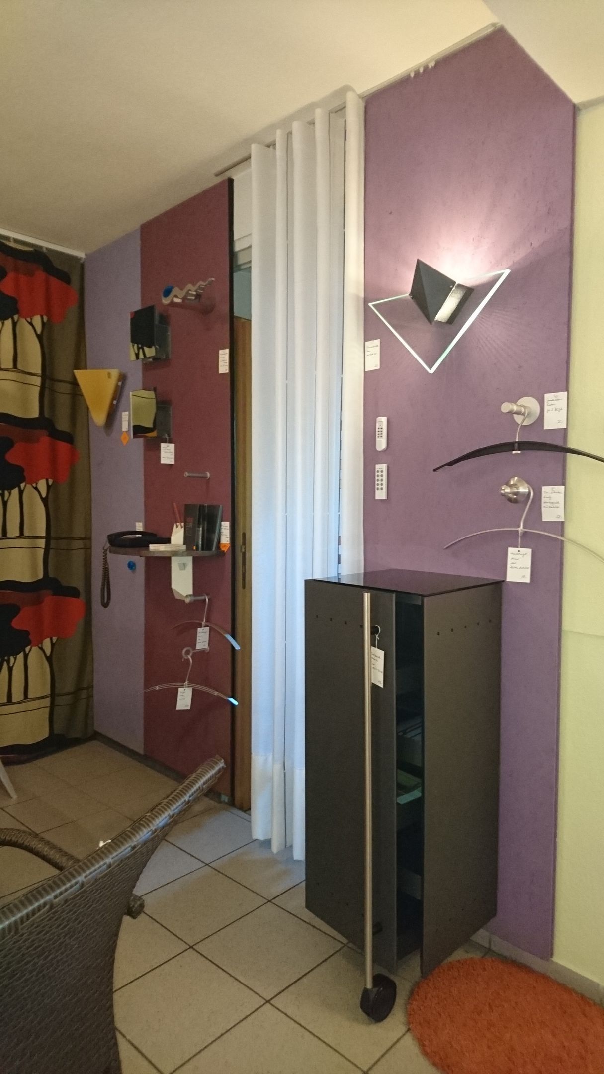 
#mega-cooler Mehrzwenkschrank #TAO 2, 
36 x 36 x 104cm
#wandhängend, mit Schwenk-Fächer, Griffstange und Stützrolle.
 Stahl auf Gehrung, anthrazit metallic, Glasplatte schwarz
#Fab. D.Tec, 
passend dazu Wandleuchte IRON   + 299,- €
#Ausstellungsmodell:     #Sonderpreis:  499,- €
#steinhauer-einrichtungen.de
#designmöbel
# schuhschrank