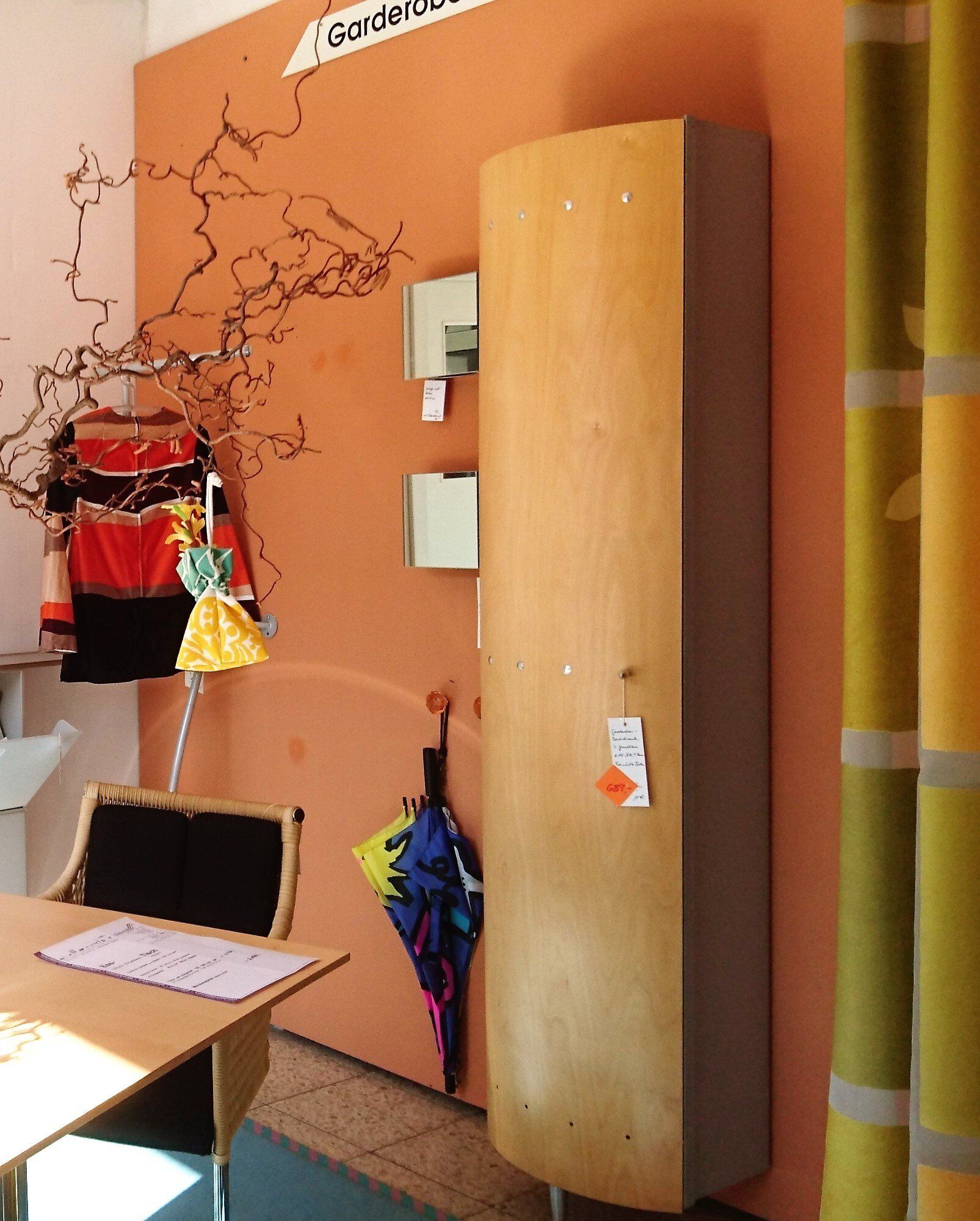 #Design- Mehrzweck-Schrank 
#Metallkorpus mit 7 Glasböden
gebogene Tür, in Birke,
42 x 36 x 195 cm
#Fab. D-Tec,
#Ausstellungsmodell reduziert
von 1.098,- €  auf   689,- €
#Steinhauer.top
#schuhschränke
#mehrzweckschränke