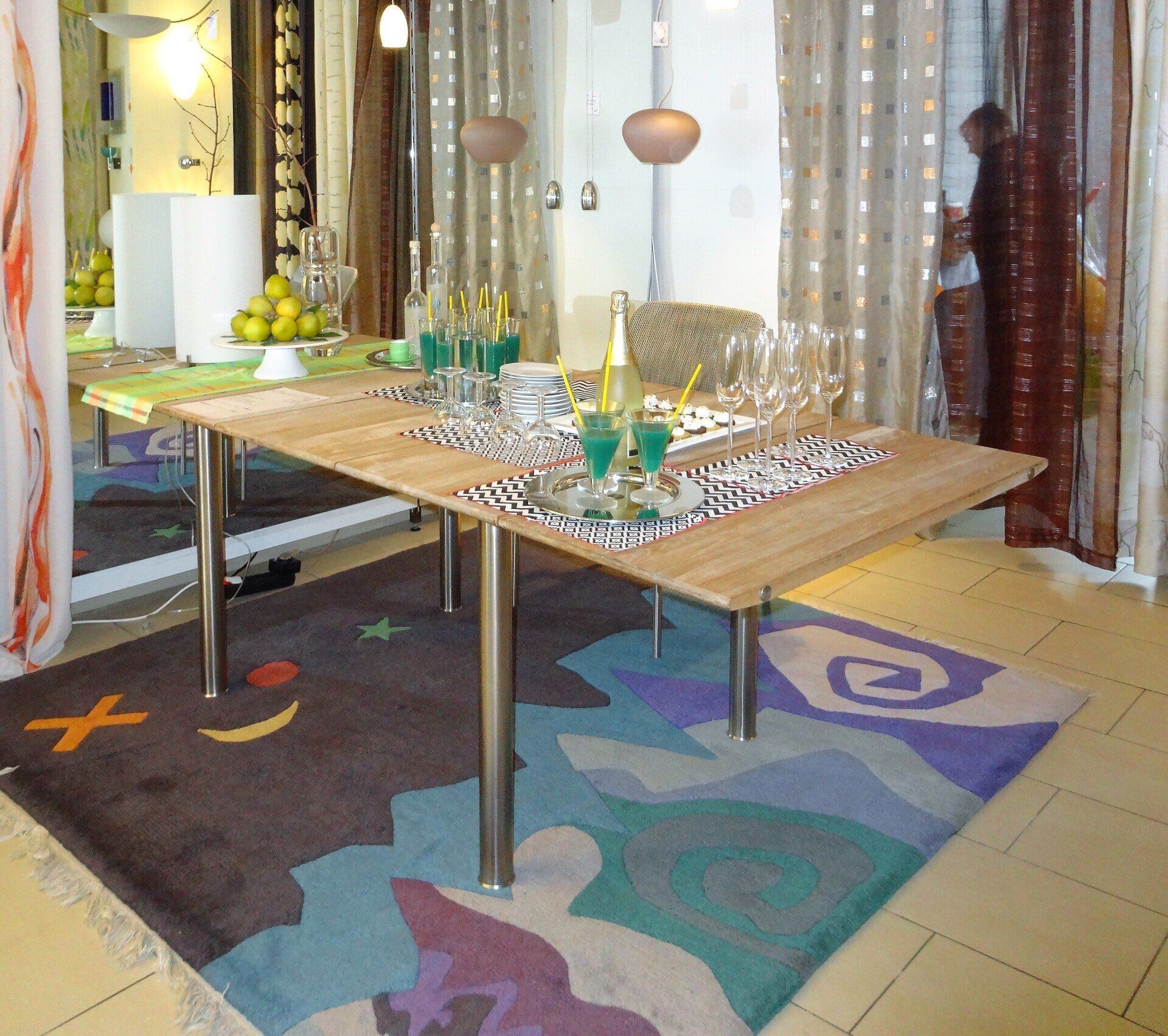 Teppich 
künstlerisch gestalteter Bildteppich, 100 % Hochland-Schurwolle, handgeknüpft, 2 x 2 m, Fab. Gecco
Ausstellungsstück reduziert von:
1.899,- €   auf   999,- €
