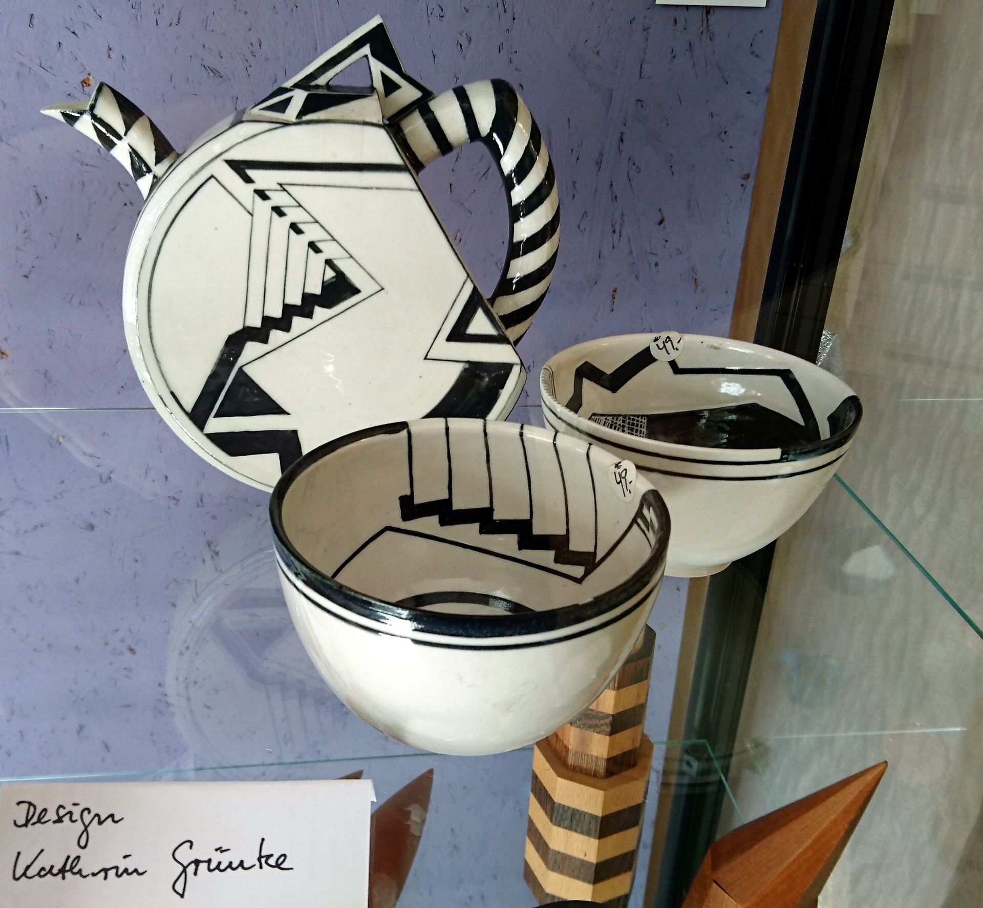 #Art - Deco - Teekanne, Keramik, 15 x 4 x 18 cm
2 Tee-Schalen 11 x 7 cm
#kathrin Grünke Design,
Ausstellungsset Unikat 259,- €
#steinhauer.top