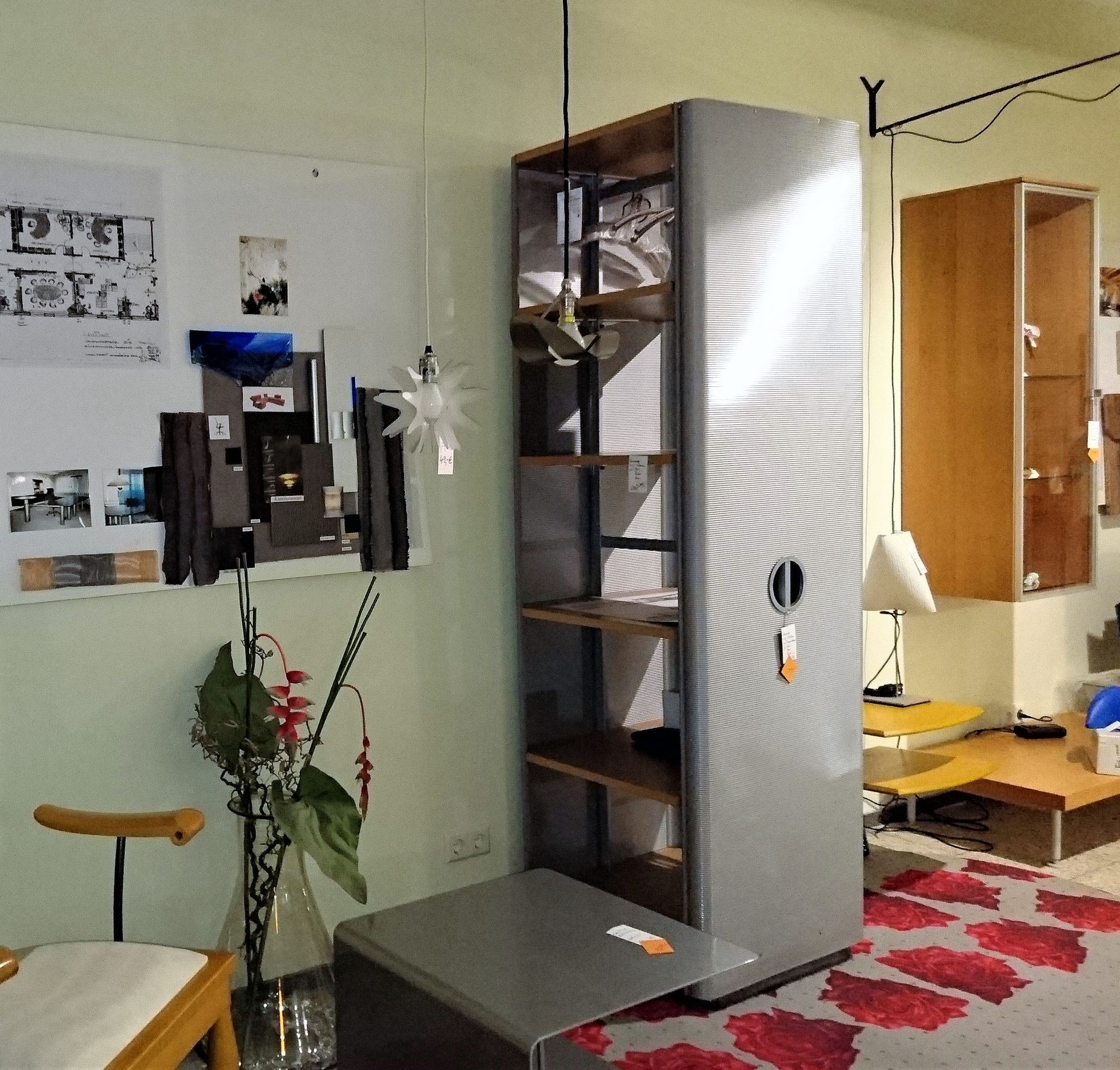 
cooler Mehrzweckschrank 64 x 62 x 205 cm, 
vorziehbar auf Walzenrollen
Front Alu-Formschale geriffelt
5 Böden (Schuhe ,Akten ect. ) 1 Kleiderstange bedarfsweise
Ausstellungsmodell reduziert von:
995,- €  auf  599,- €