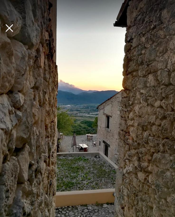 Scorcio di un borgo medievale nell'Aquilano