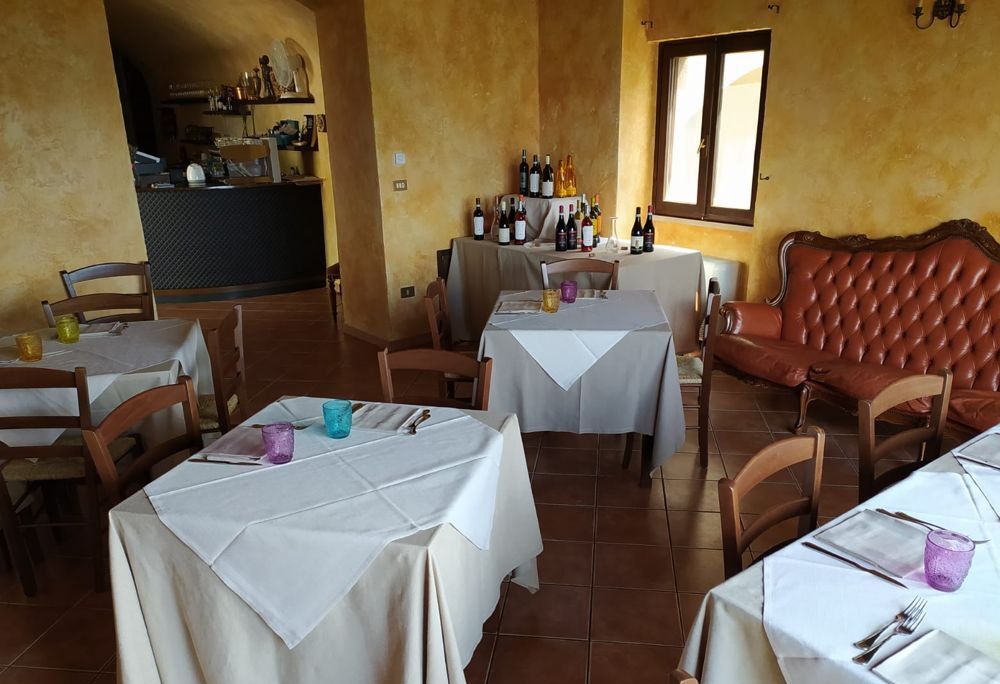 tavolo del ristorante caratteristico abruzzese