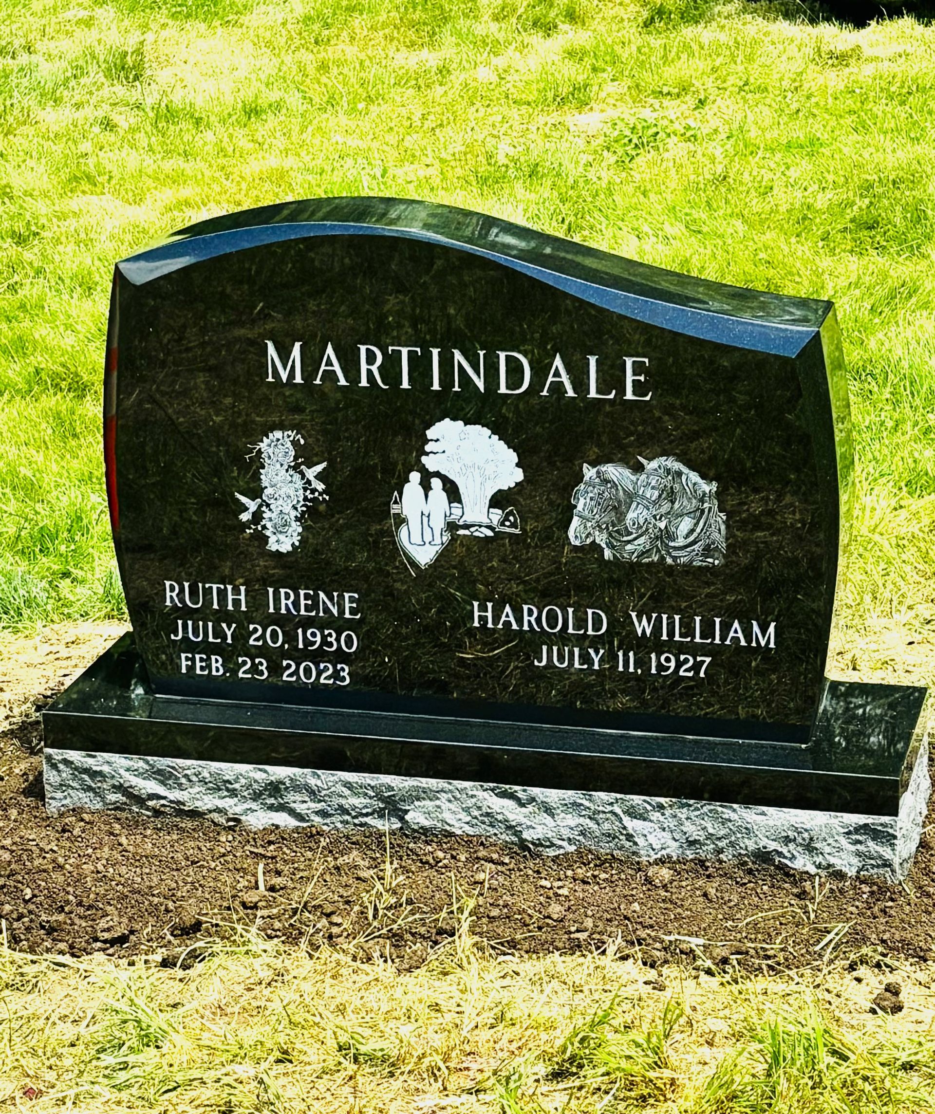 Black granite etching memorial by Champlain Monuments