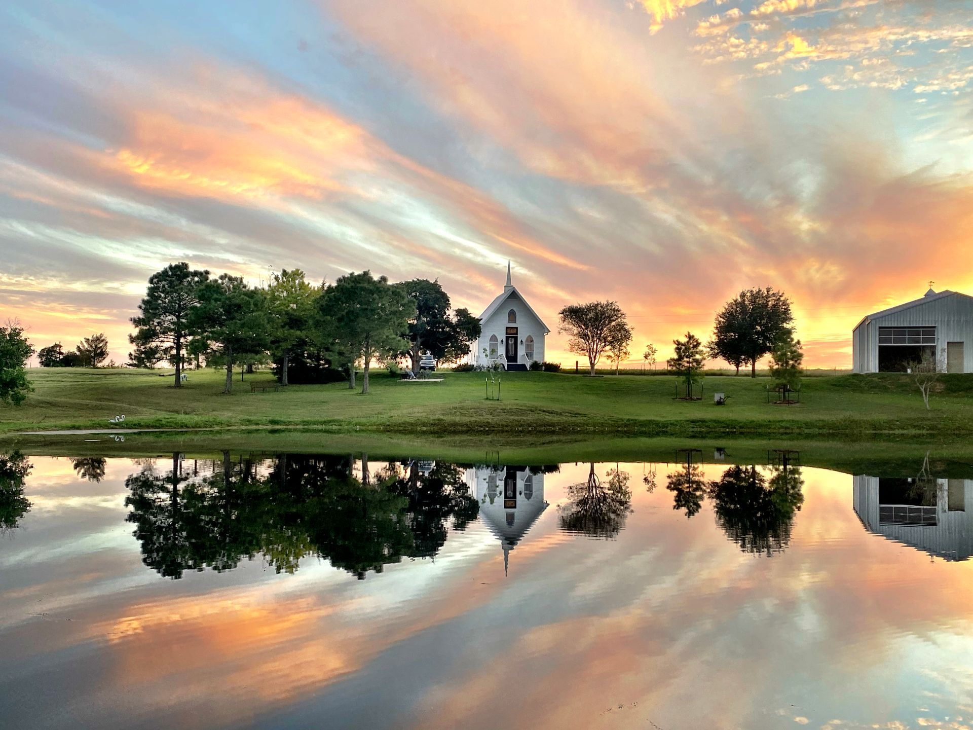 the-white-house-on-the-hill-at-sunset