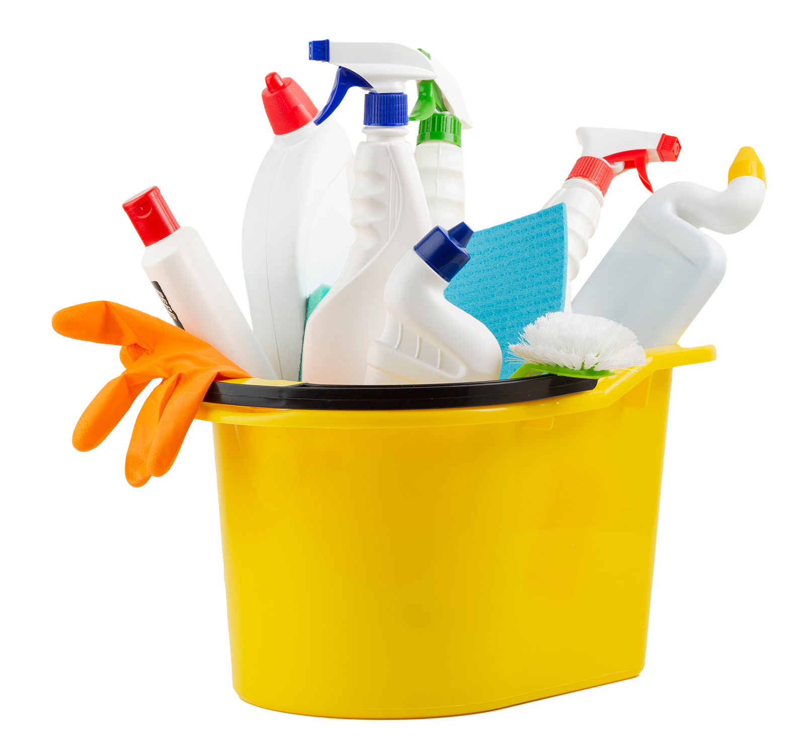 Balde amarillo lleno de diversos productos de limpieza: botellas de spray, esponjas y guantes de goma.