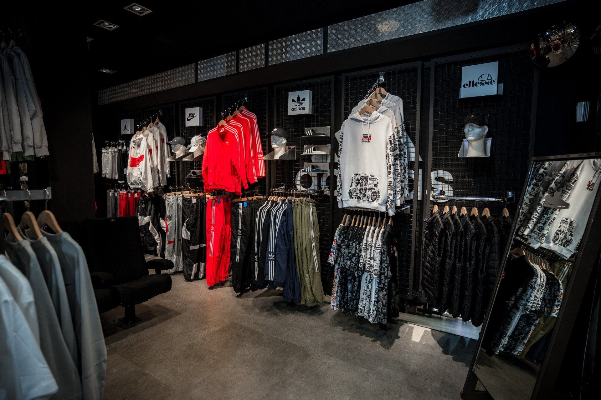 Ein Laden voller Kleider, die auf Kleiderständern hängen.