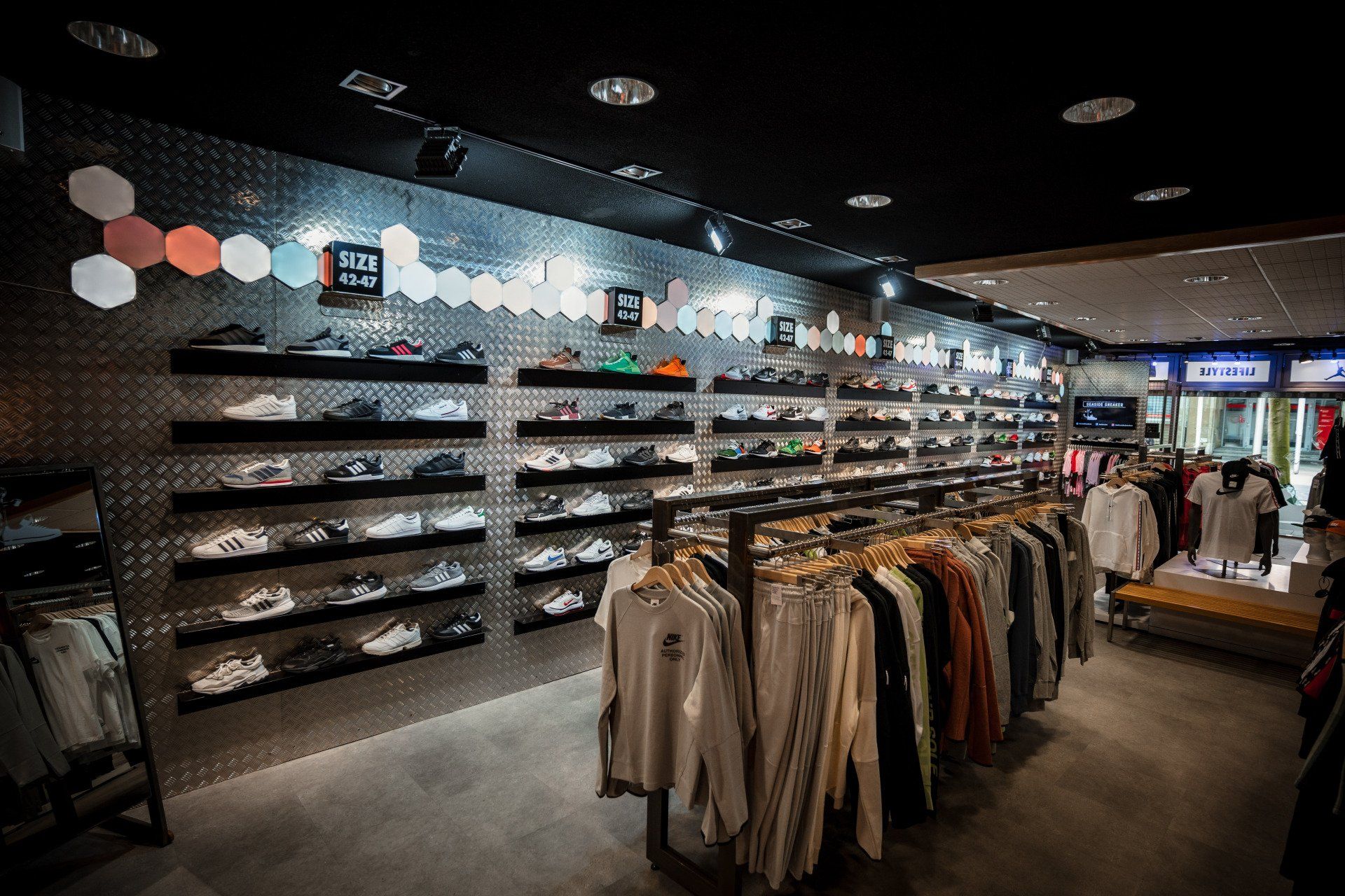 Ein Geschäft voller Kleidung und Schuhe.