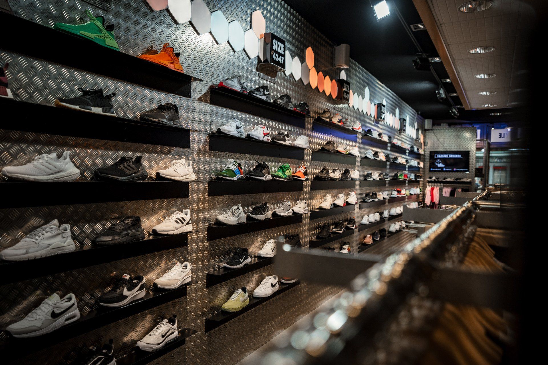 Ein Geschäft voller Schuhe in den Regalen.