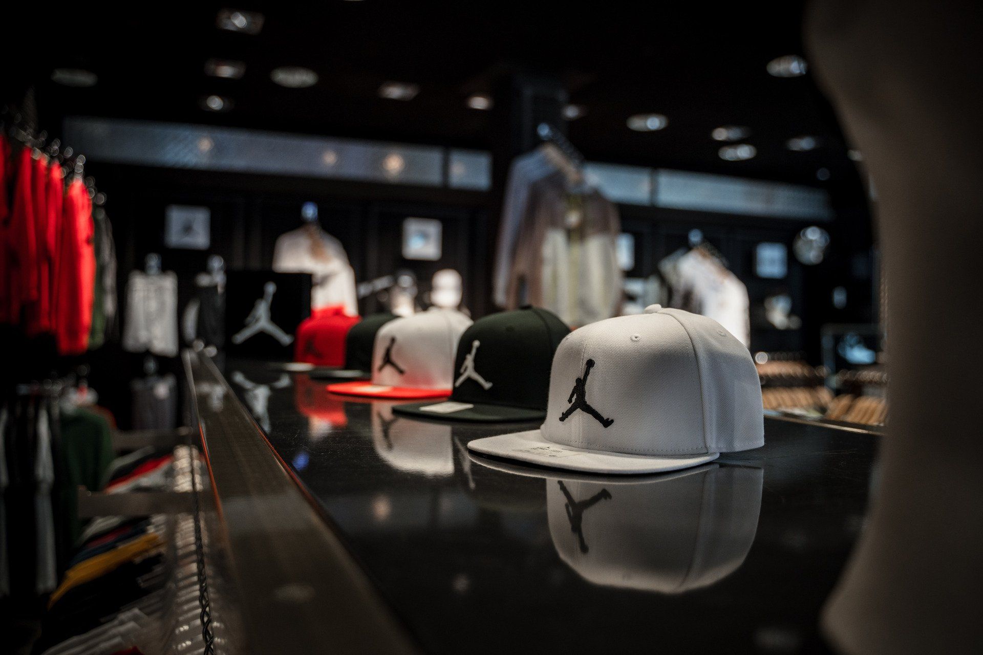 In einem Geschäft liegt ein Stapel Hüte auf einem Tisch.