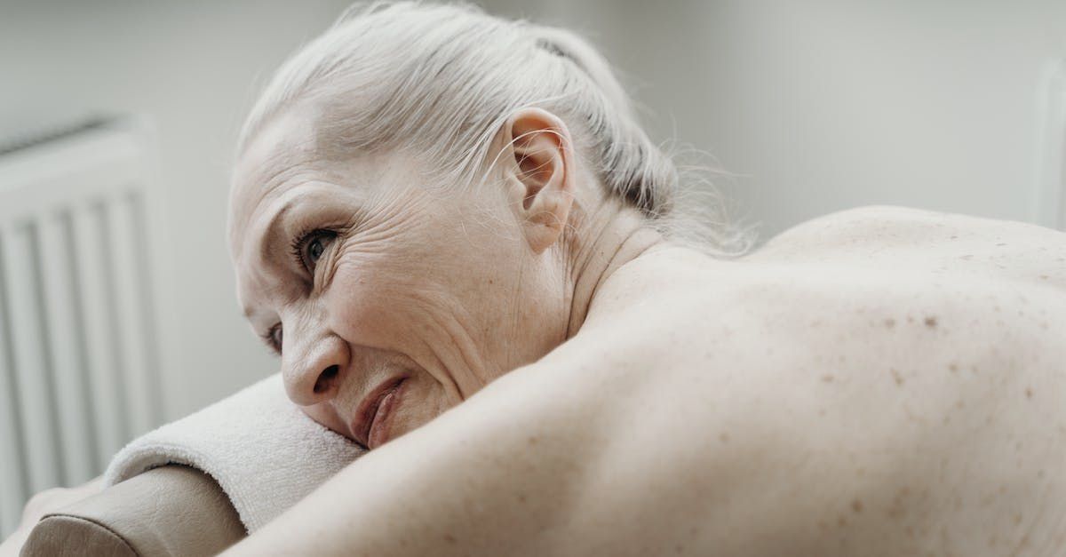 Un senior bénéficie d'un soin adapté pour une meilleure qualité de vie et de détente