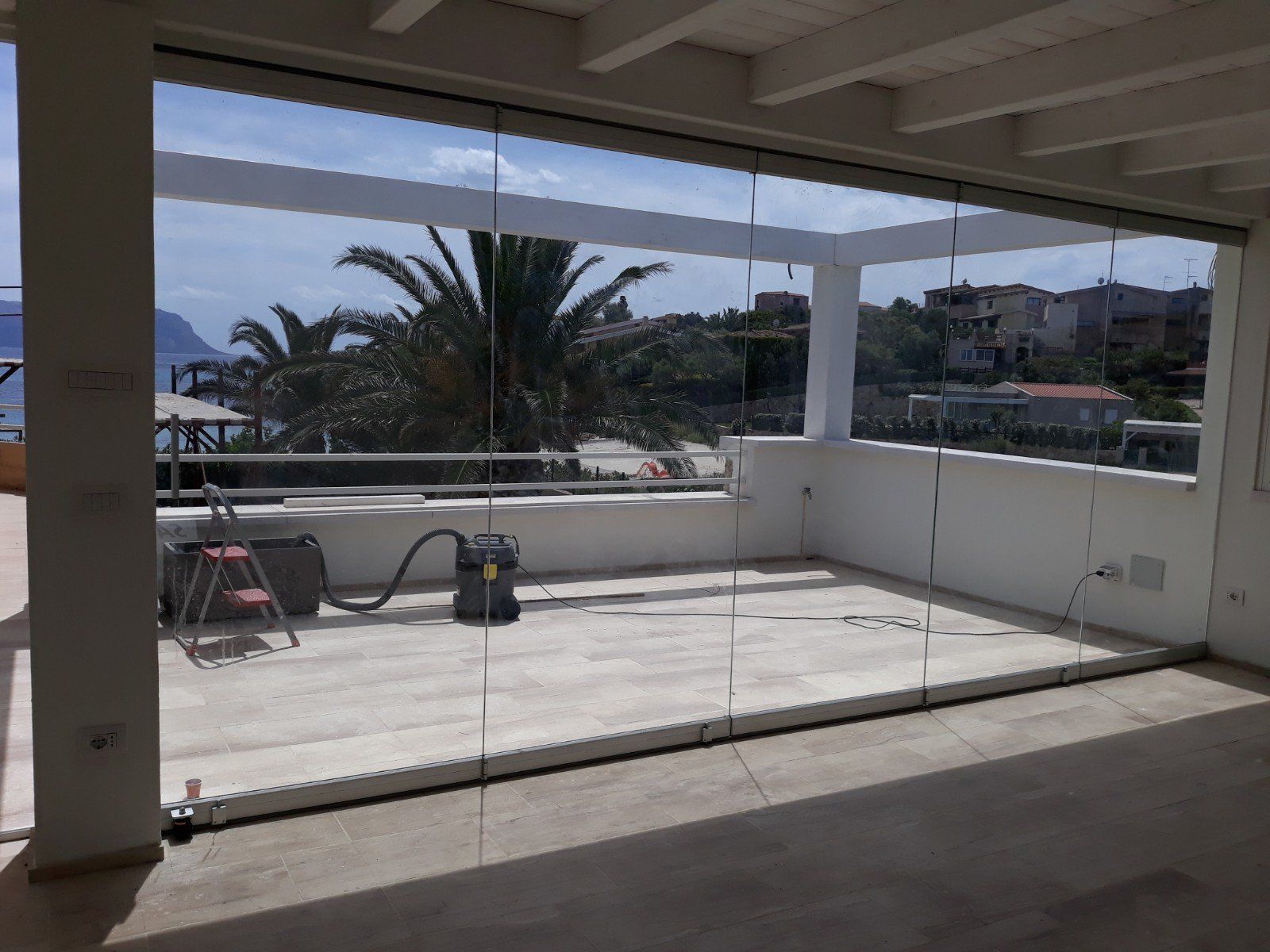 Una stanza vuota con un aspirapolvere sul pavimento