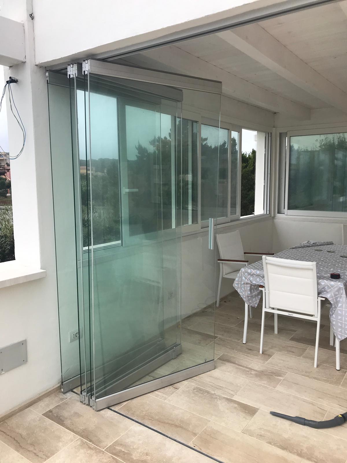 Una sala da pranzo con tavolo e sedie e porte scorrevoli in vetro.