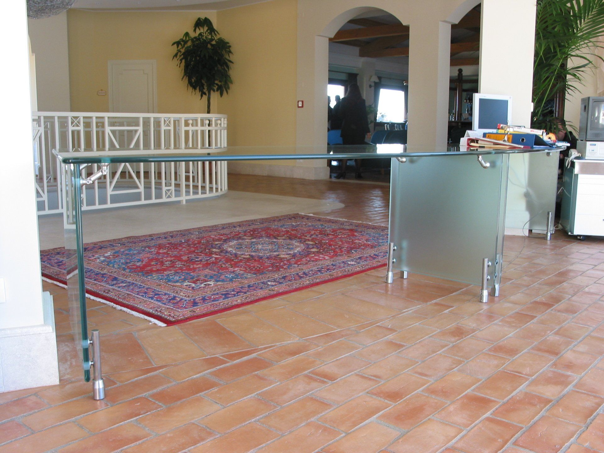 Un tavolo di vetro in una stanza con un tappeto sul pavimento