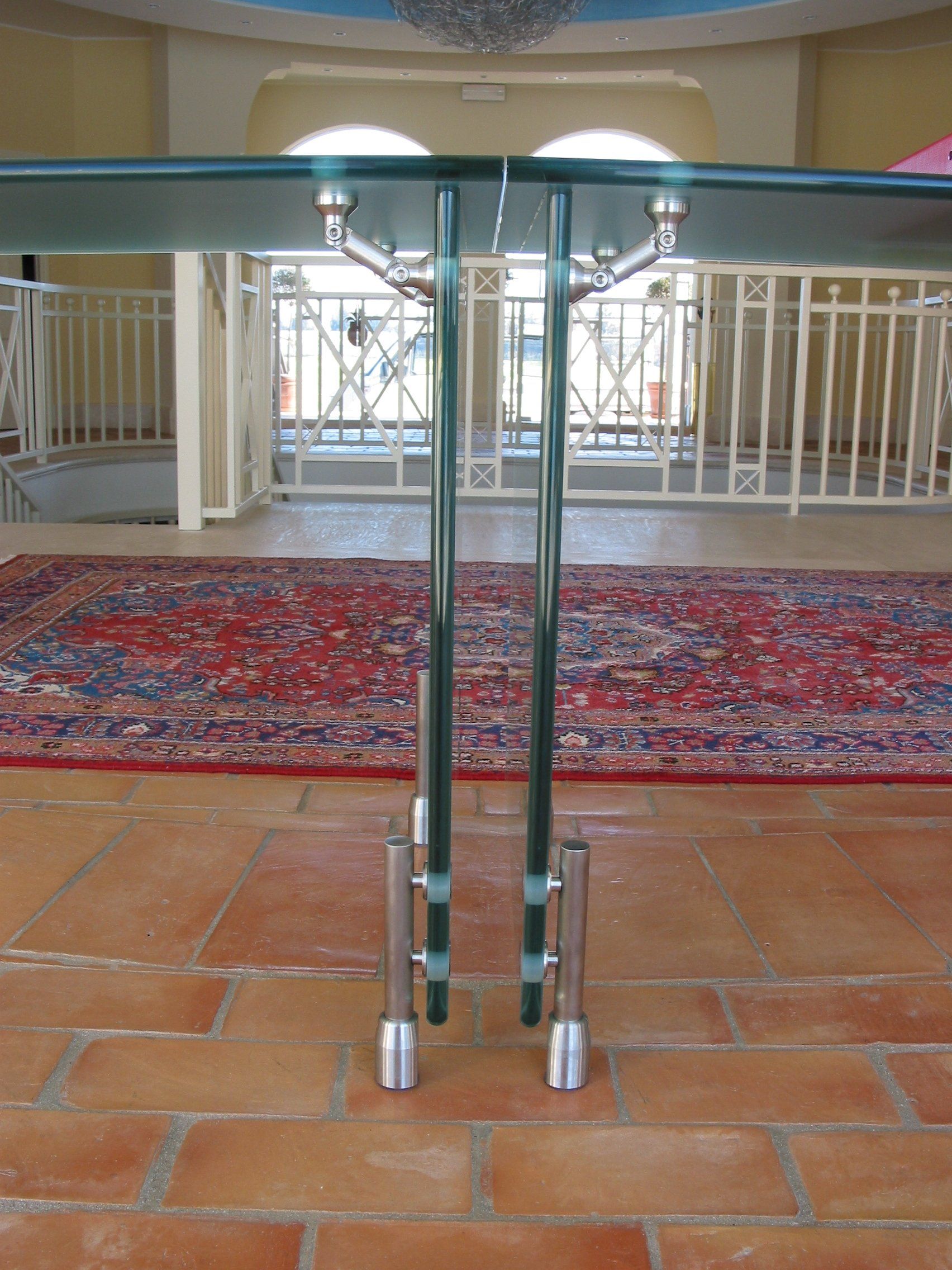 Un tavolo di vetro in una stanza con un tappeto sul pavimento