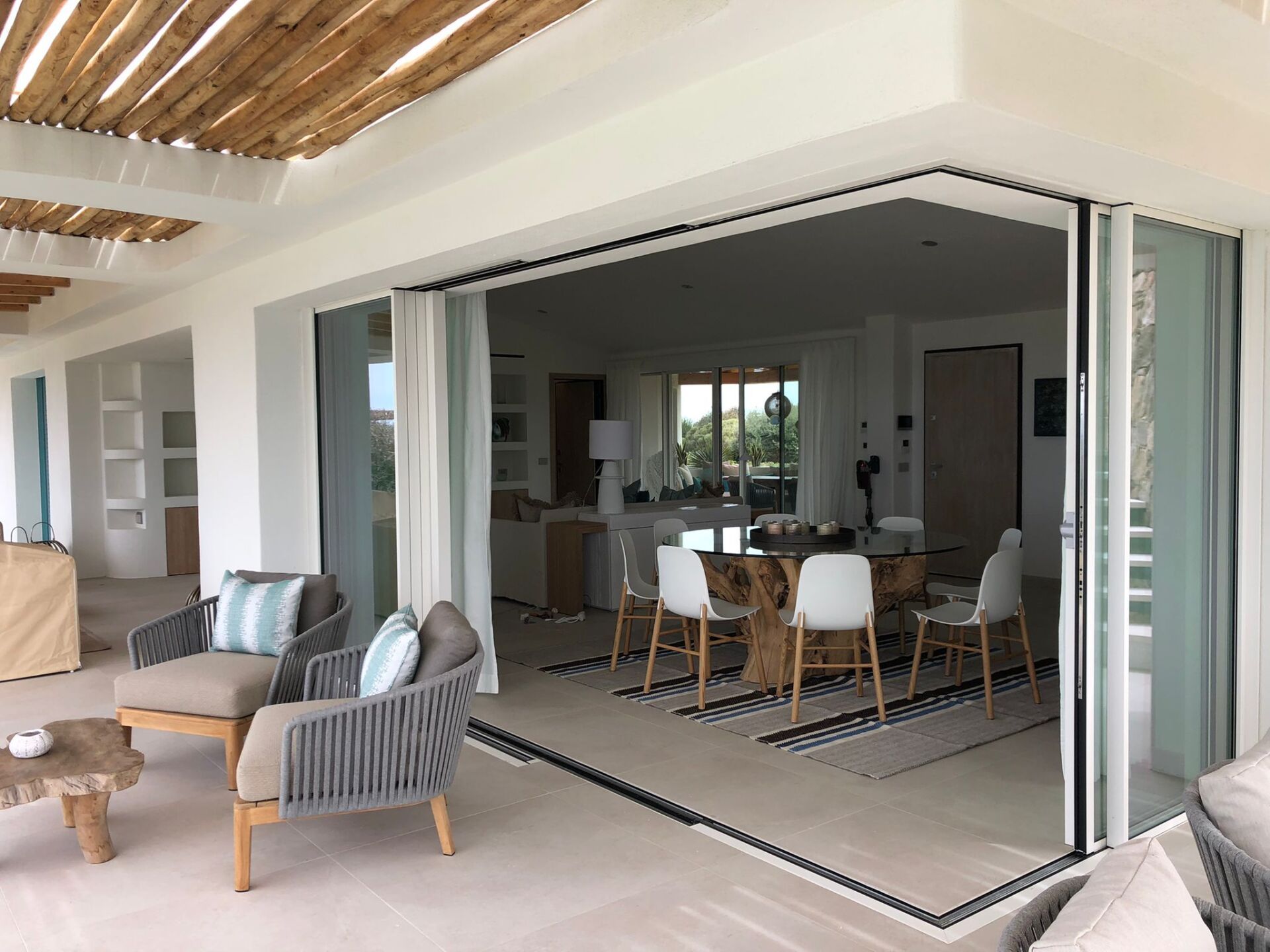 Un soggiorno con tavolo e sedie e una sala da pranzo con tavolo e sedie.