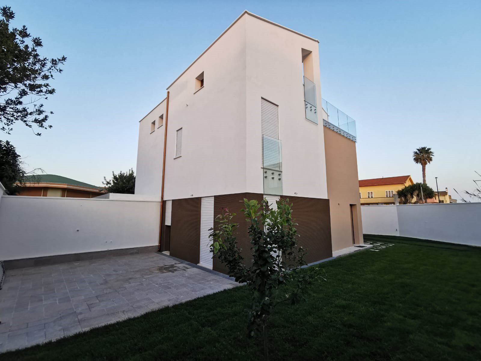 Un edificio bianco con un balcone in cima
