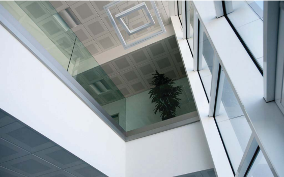 Guardando il soffitto di un edificio