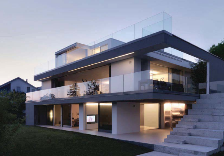 Una grande casa moderna con balcone e scale