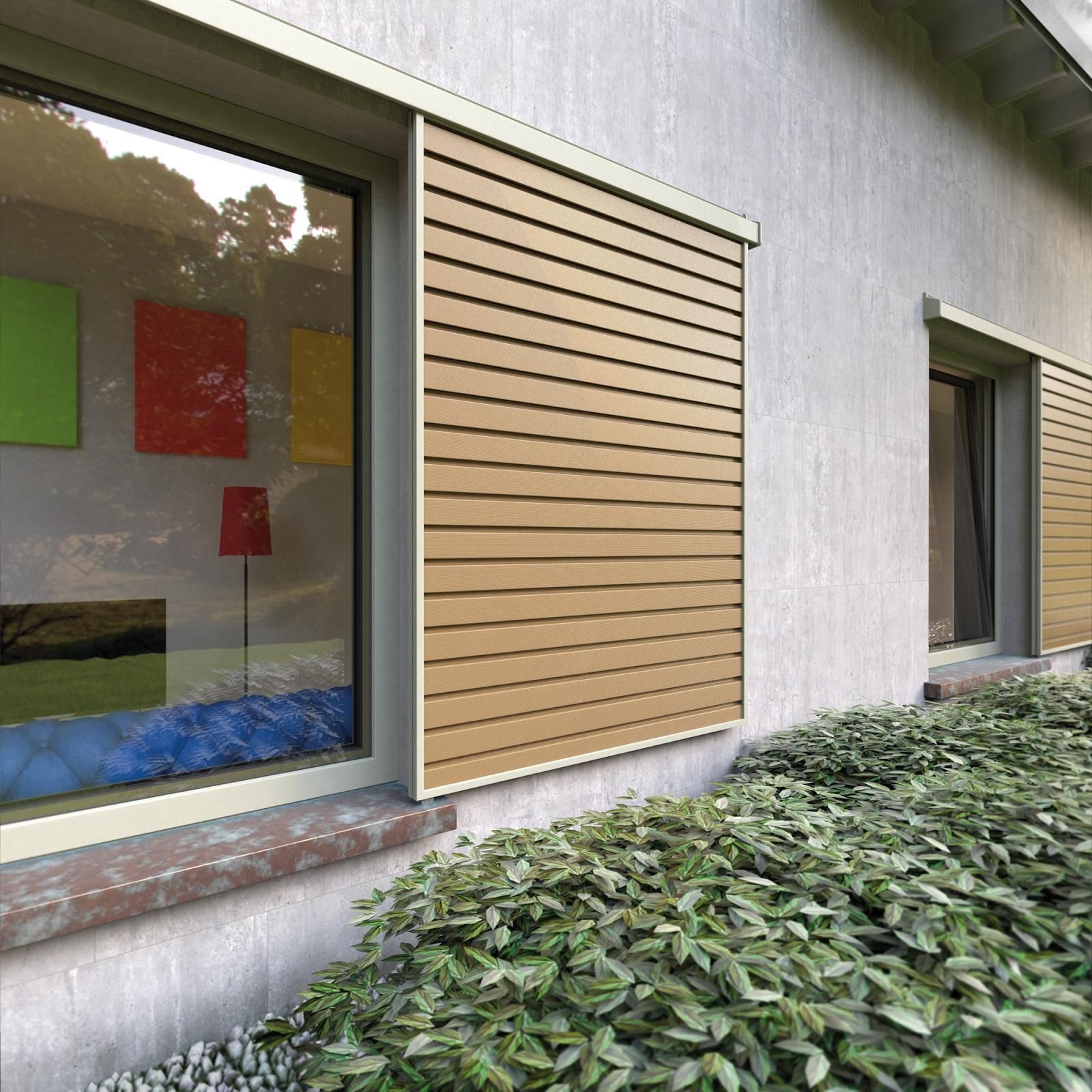 Due finestre bianche sono posizionate una accanto all'altra su un muro bianco.