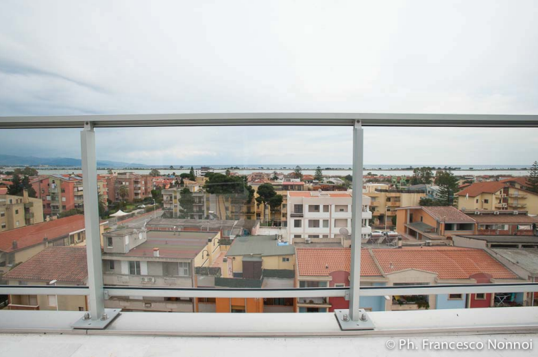 Una vista di una città da un balcone con ringhiera