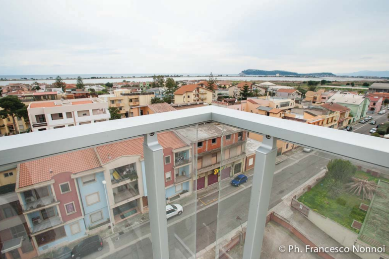 Una veduta aerea di una città da un balcone